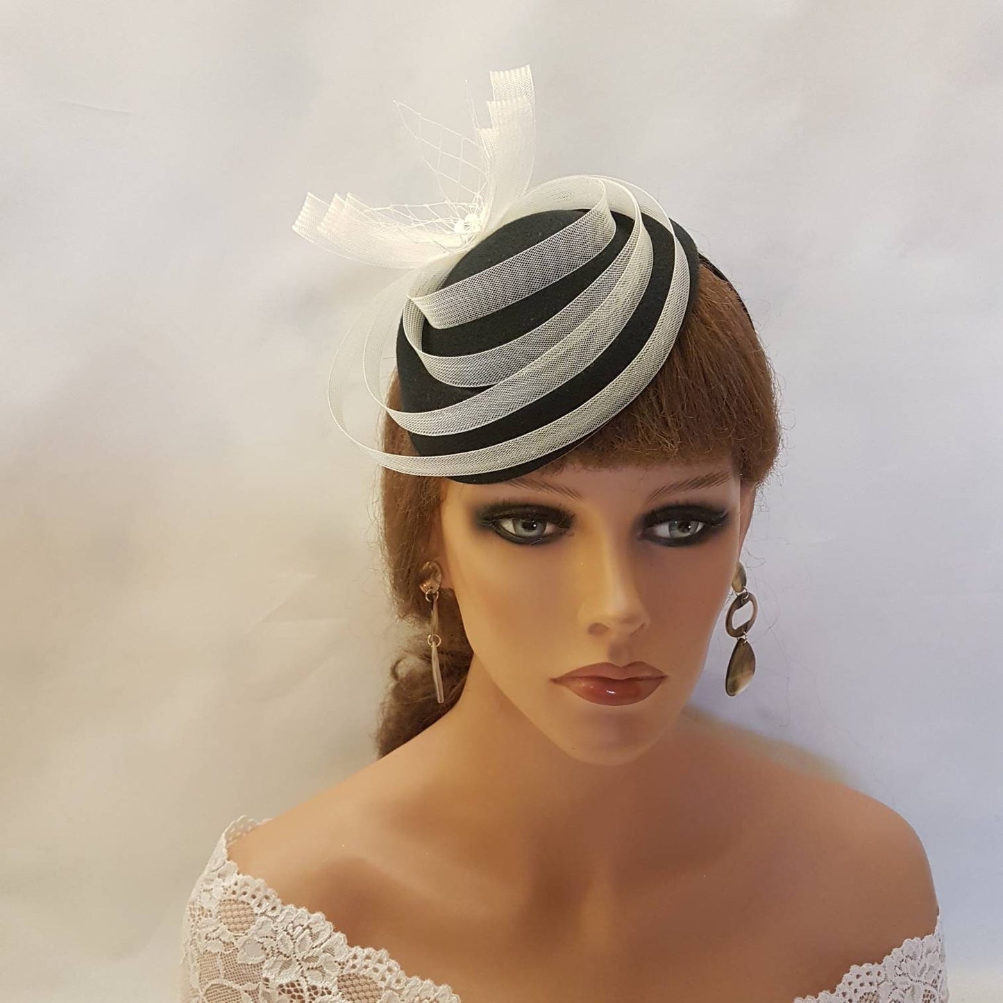 FASCINATOR PER CAPPELLO NERO, anni '40 e '50 #Cappello con passanti e rete in crine bianco e nero o avorio Fascinator per cappello da corsa, cocktail, festa delle donne, cappello Ascot