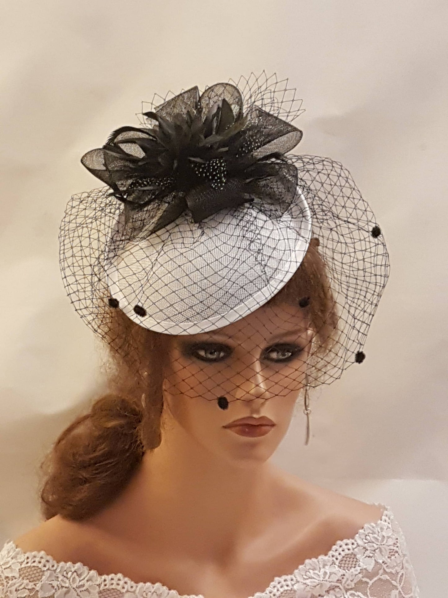 GRIGIO ROSSO BIANCO Cappello a piattino Fascinator Anni '40-'50 Velo nero Fascinator Fascinator con piume Gara Cerimonia Cocktail Signore Ascot Festa hatinator