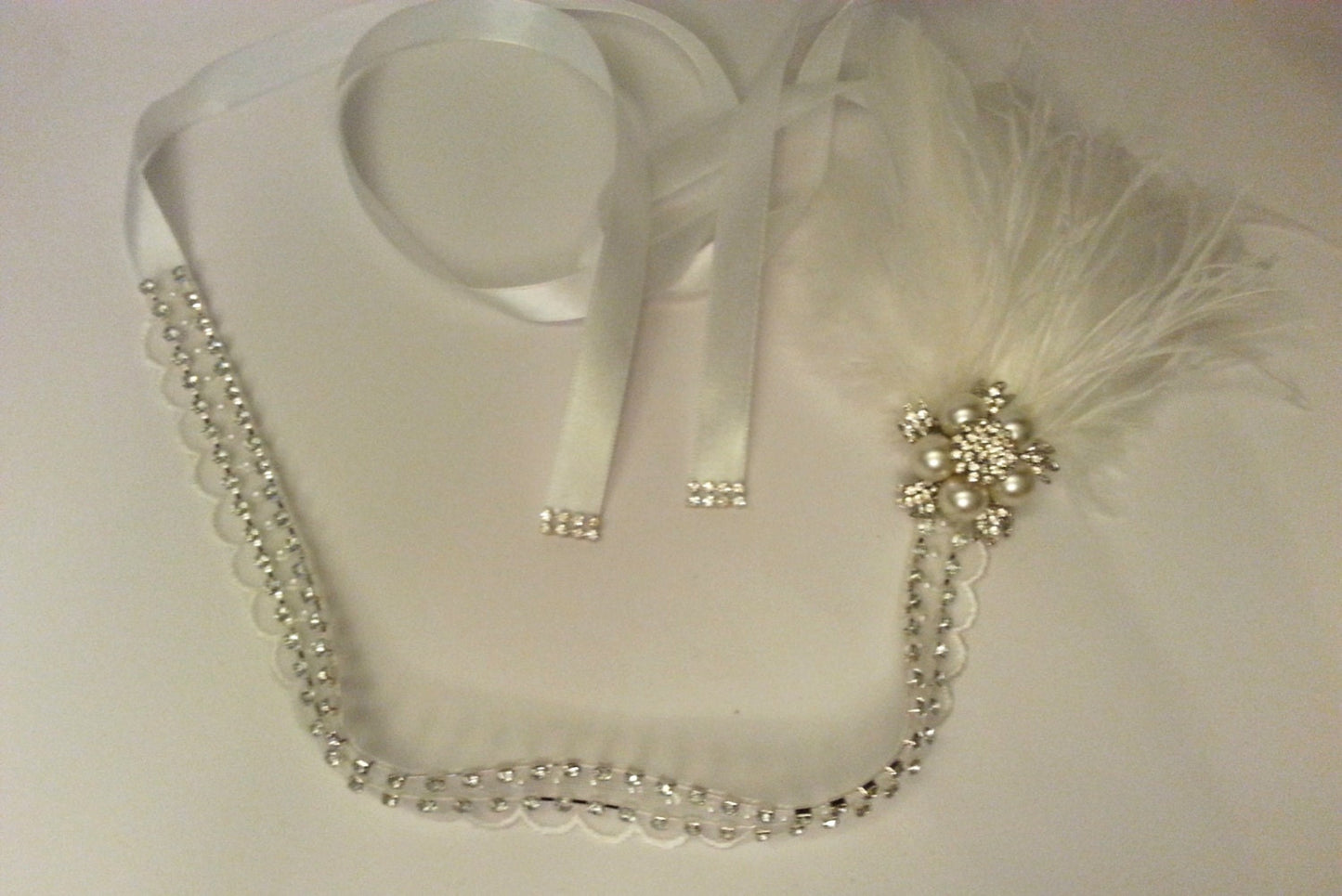 Cerchietto flapper Gatsby boho anni '20-'40, copricapo da sposa bianco o avorio con pizzo di perline di cristallo e frange di struzzo.