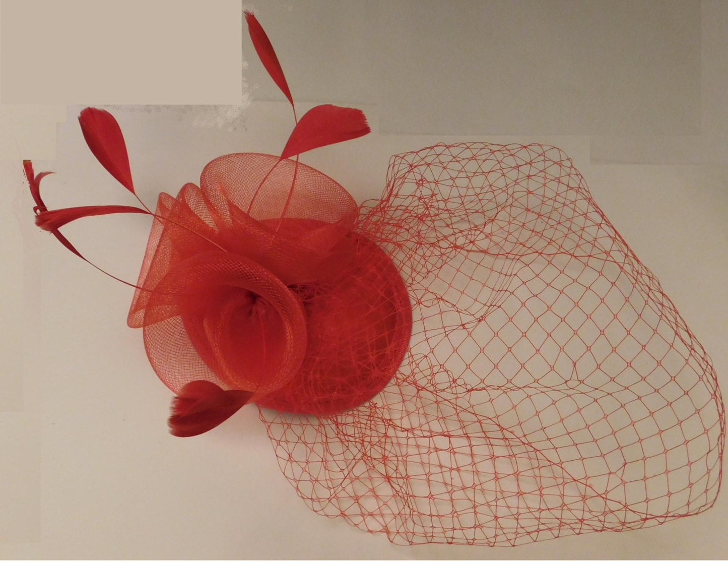 Cappello con velo a gabbia per uccelli rosso, cappello da sposa, cappello da corsa, cappello Royal Ascot, cappello a goccia di Natale, cappello da cocktail con velo a gabbia per uccelli e piume