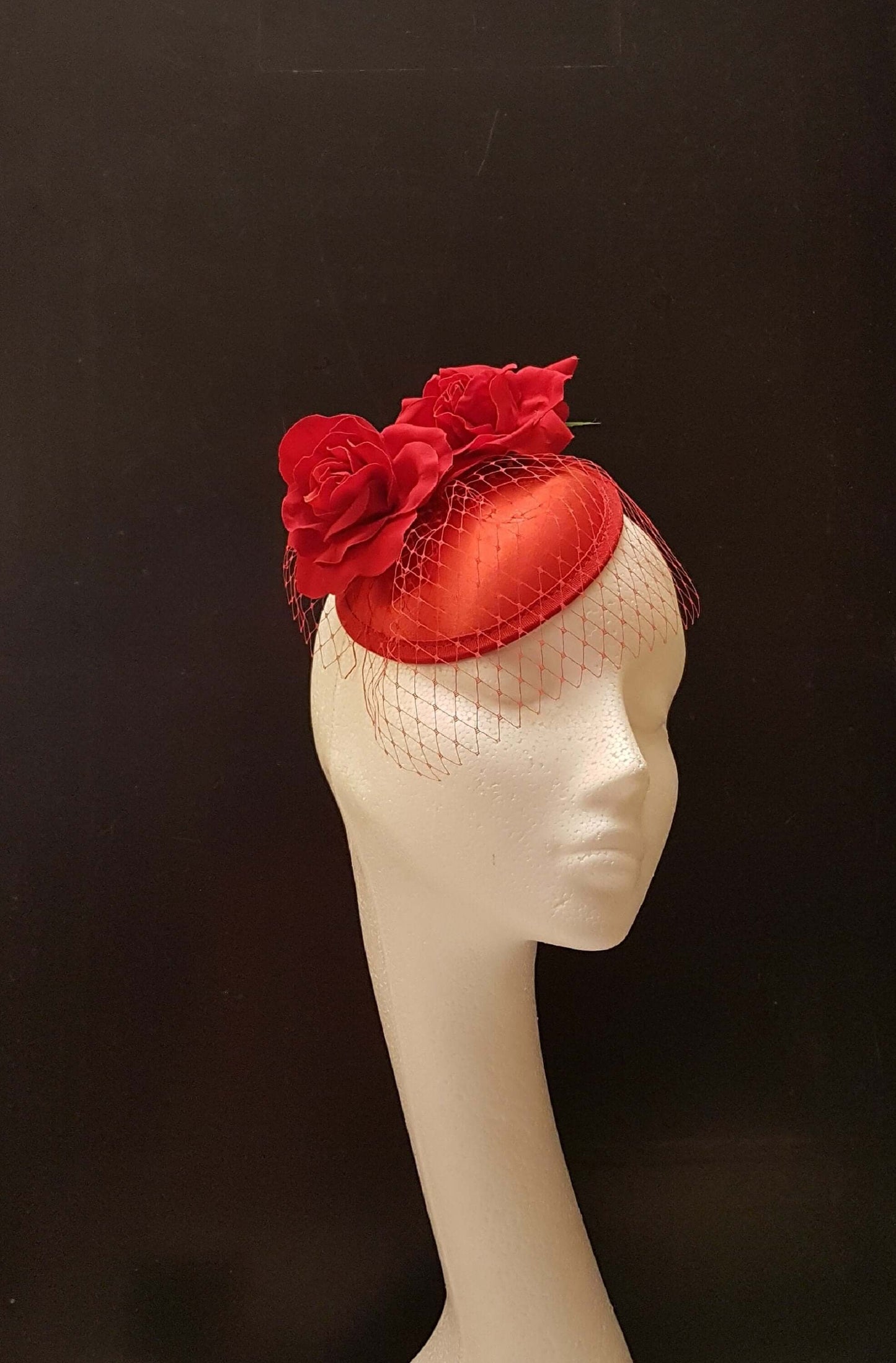 FASCINATOR ROSSO, anni '40 e '50 Cappello ROSSO Fascinator #Fascinator rosso Cappello rosa Fascinator Cappello da corsa, cocktail, festa delle donne, cappello Ascot Cappello con fiore di rosa rossa