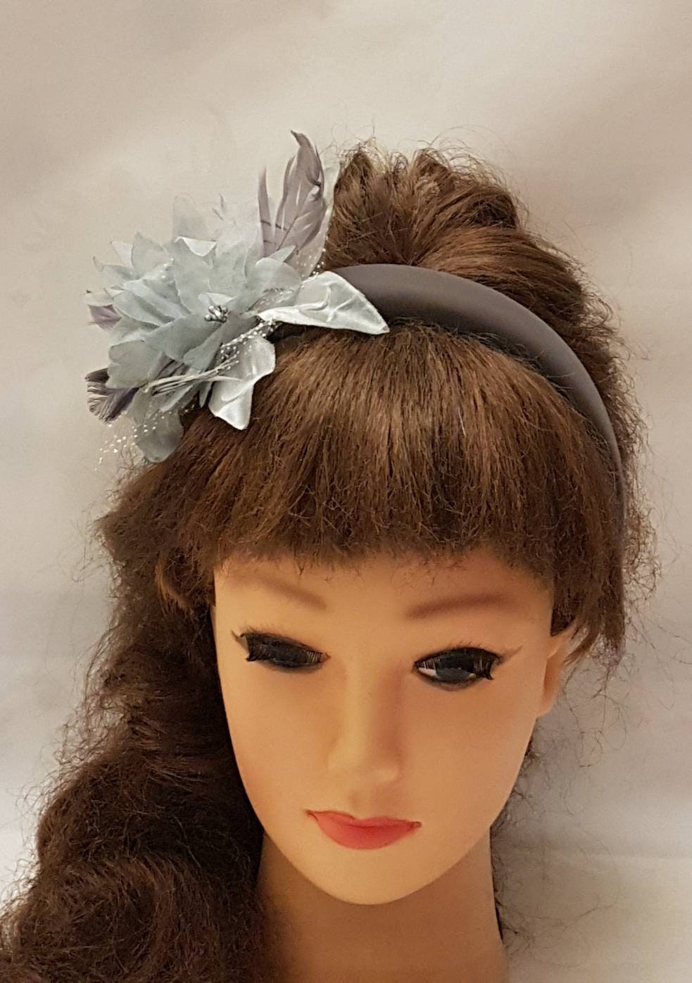 Fascia imbottita grigio argento con fiore di piume Fascia imbottita in pelle scamosciata Fascinator Copricapo Halo Corona per capelli imbottita Gare Matrimonio Ballo di fine anno