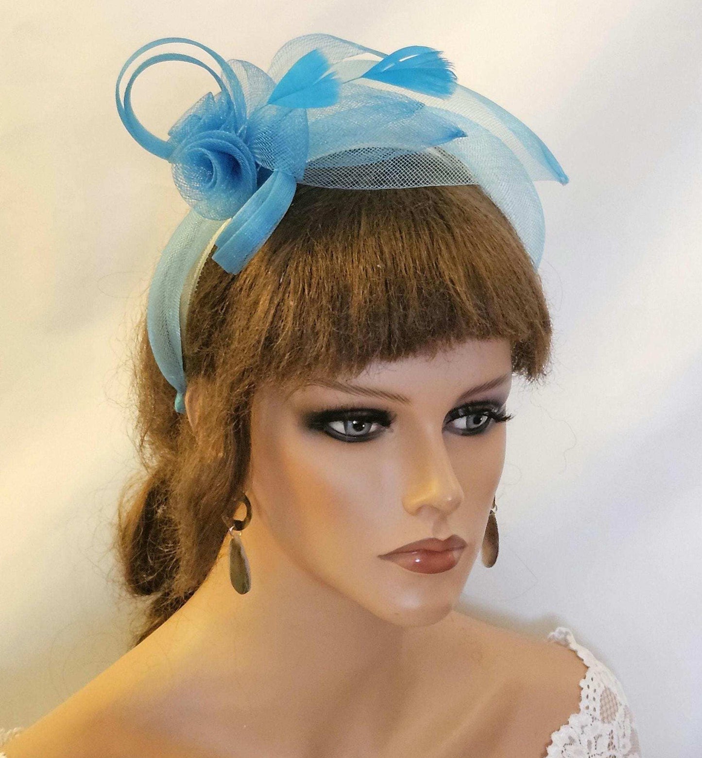 FASCINATOR FASCIA PER TESTA BLU per matrimonio, gare, Tea Party e occasioni speciali. Invitato al matrimonio, copricapo per la madre della sposa. Fascia multicolore moderna