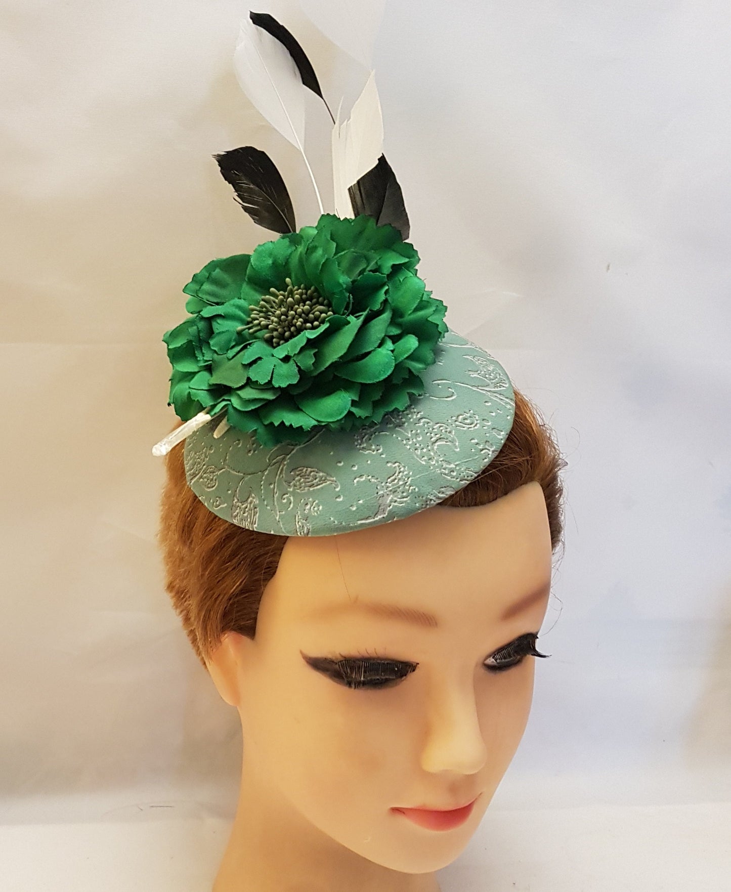 GREEN HAT Fascinator MOSS Green Print Hat Flower Hair Fasinator Black & White FeatherHatinator Wedding Ceremoney Hatinator Ladies Ascot Hat
