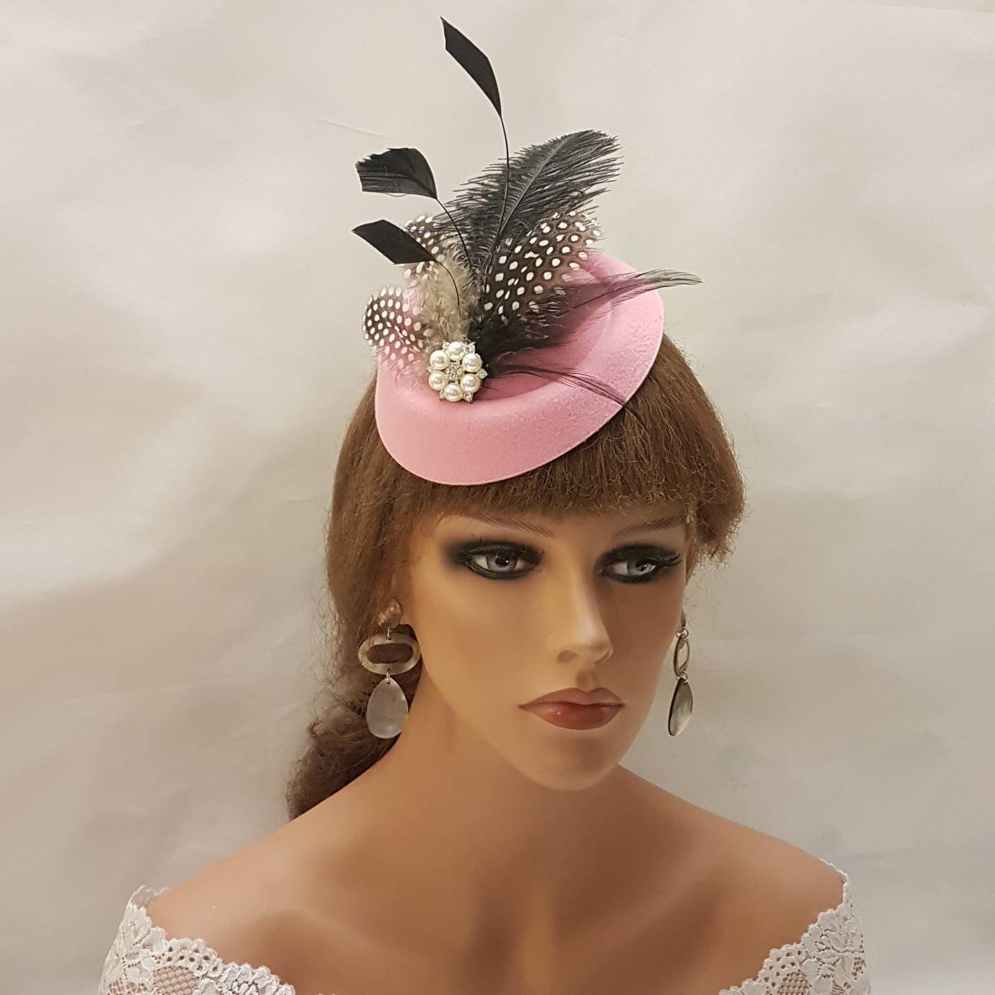 Chapeau rose Fascinator années 4050 #Chapeau rose Fascinator Plume d'autruche à pois Chapeau de course en plumes de Gunia Chapeau Ascot pour dames