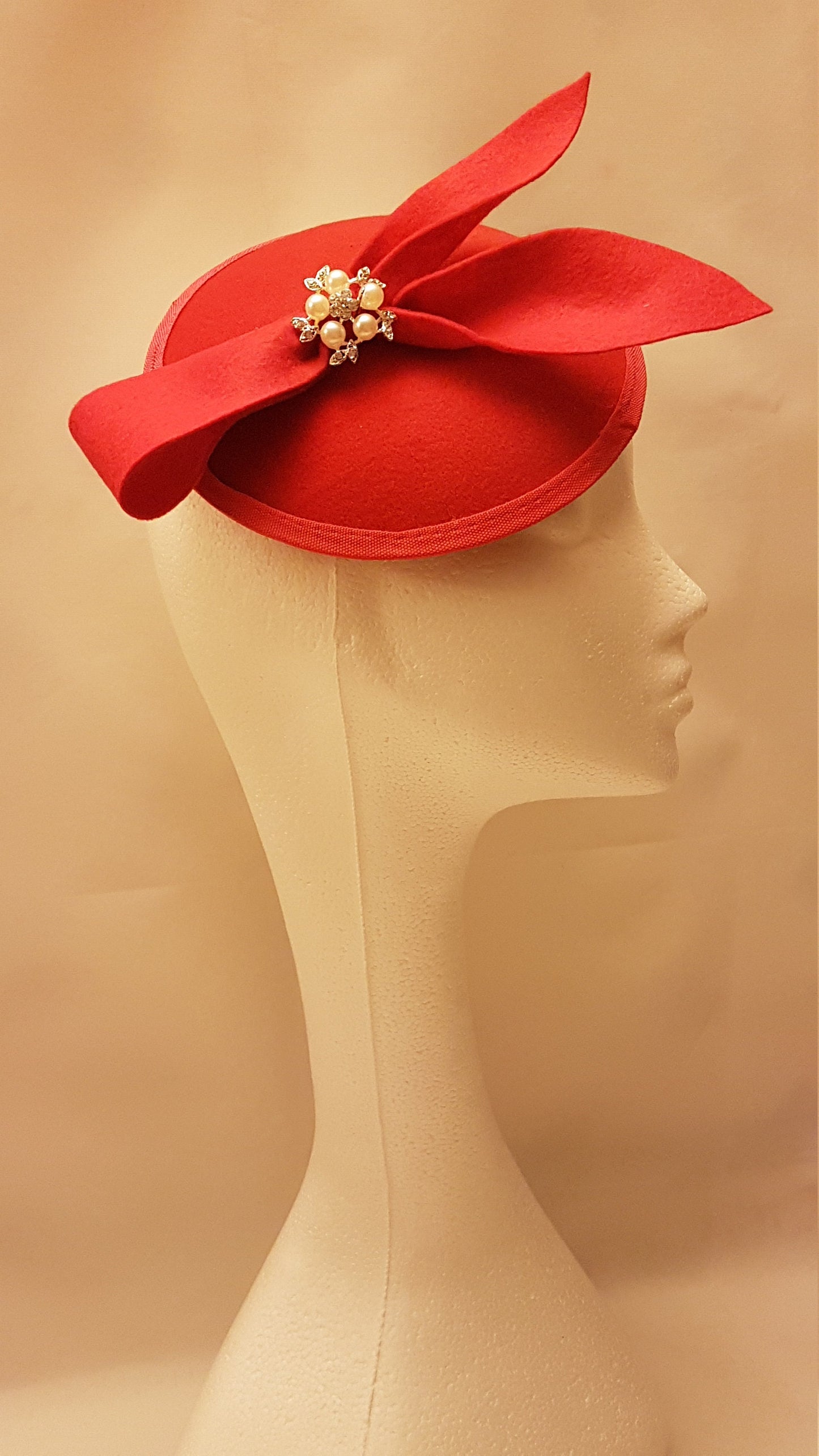 Cappello Fascinator Cappello rosso Fascinator #Fascinator rosso, Cappello Ascot con fiocco in feltro, Cappello da sposa, da corsa, da cocktail, da chiesa, colore personalizzato
