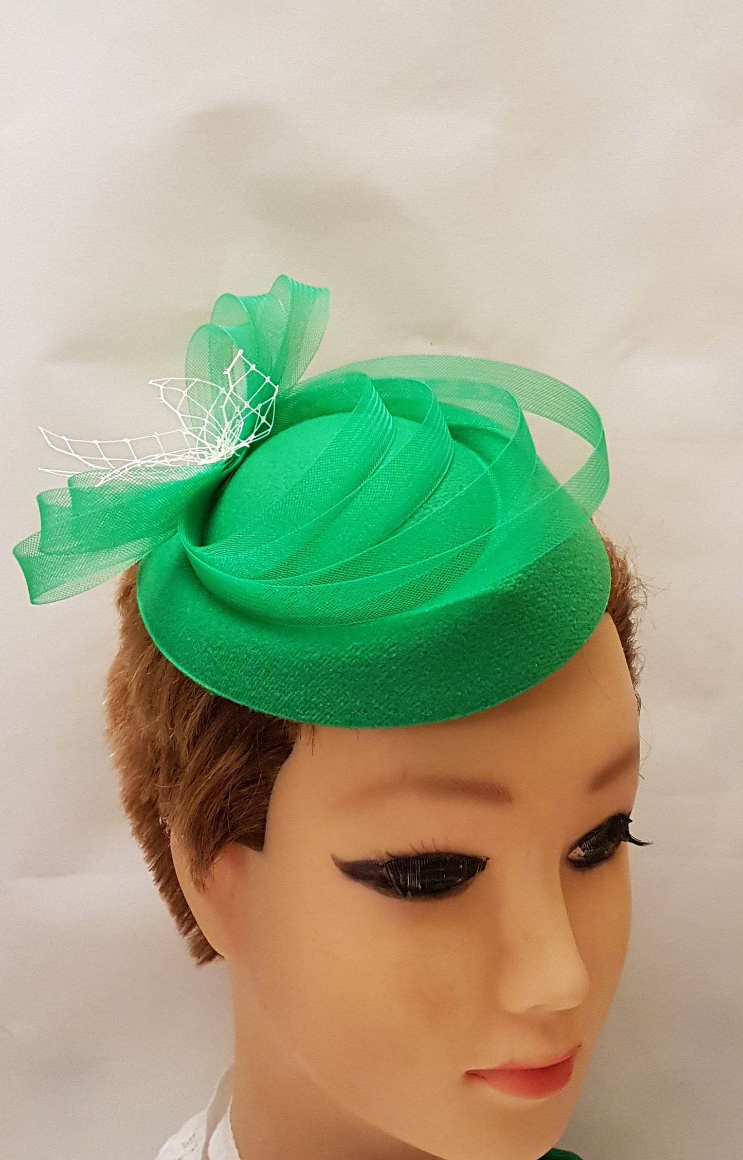 GREEN fascinator Hat 40s 50s Green Felt like pillbox Hat Fascinator Green hatinator, Race Cocktail, Ascot, Cocktail Hat Wedding headpiece '