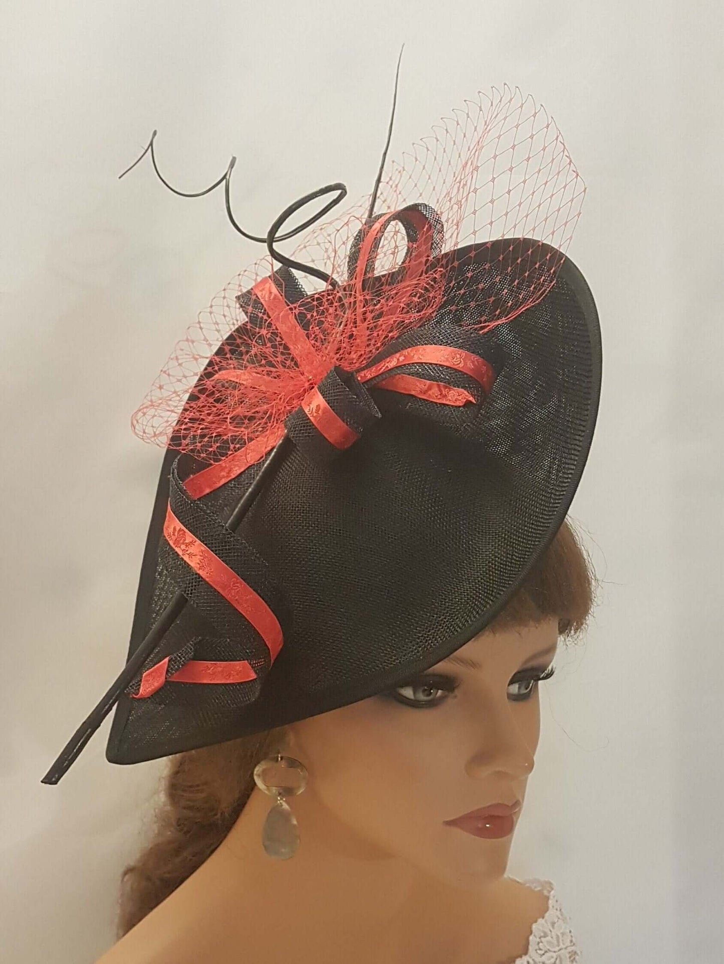 Chapeau noir et rouge Fascinator Grand chapeau Quill Feather Filet détail Mariage Cérémonie Hatinator Cocktail Royal Ascot Race Hat Fascinator