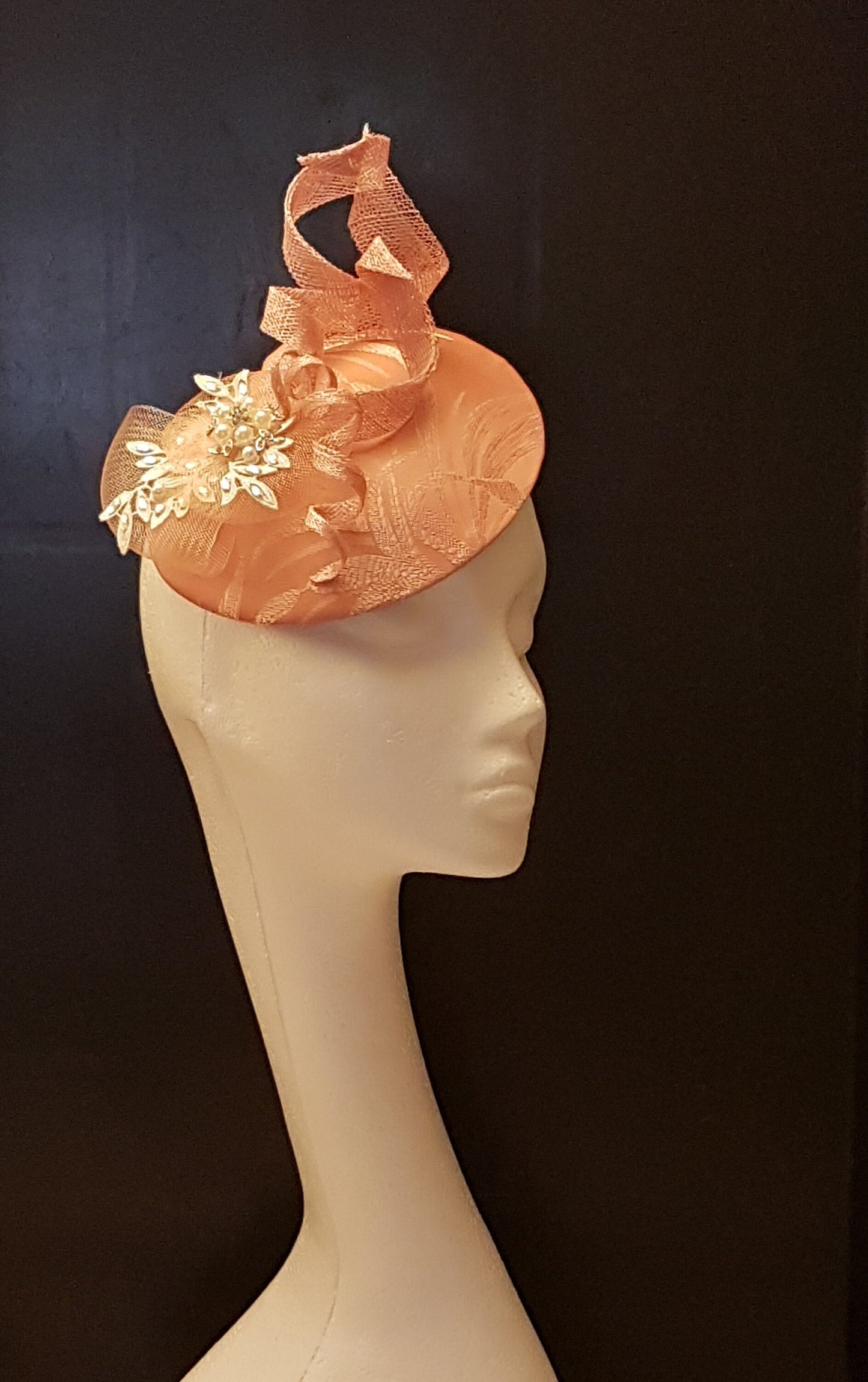 Cappello Fascinator, Cappello rosa anni '40 e '50 #Cappello rosa, Cappello da cocktail rosa pesca, Festa delle donne, Cappello Ascot, Cappello Derby rosa pesca