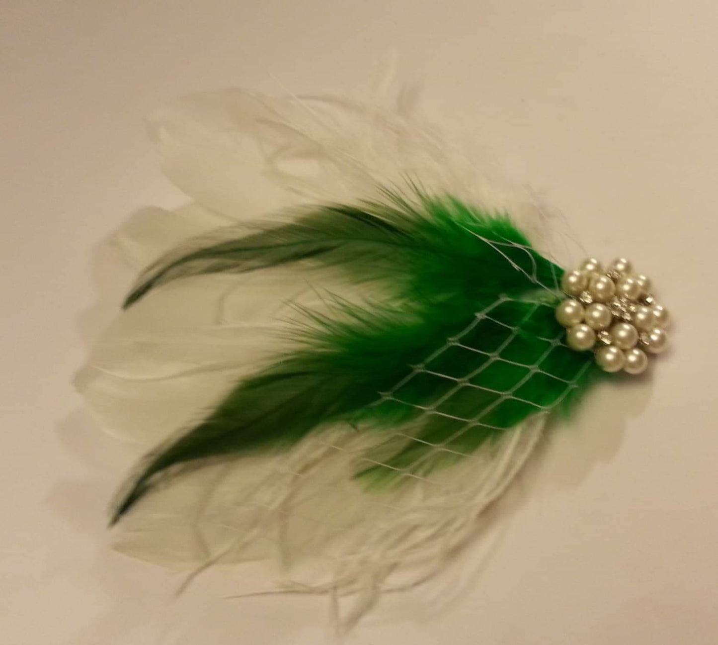 Bridal hair clip, Wedding hair accessory, Green & White feather clip,Bridal Feather Fascinator, Feather Hair Piece, Wedding Hair Accessories