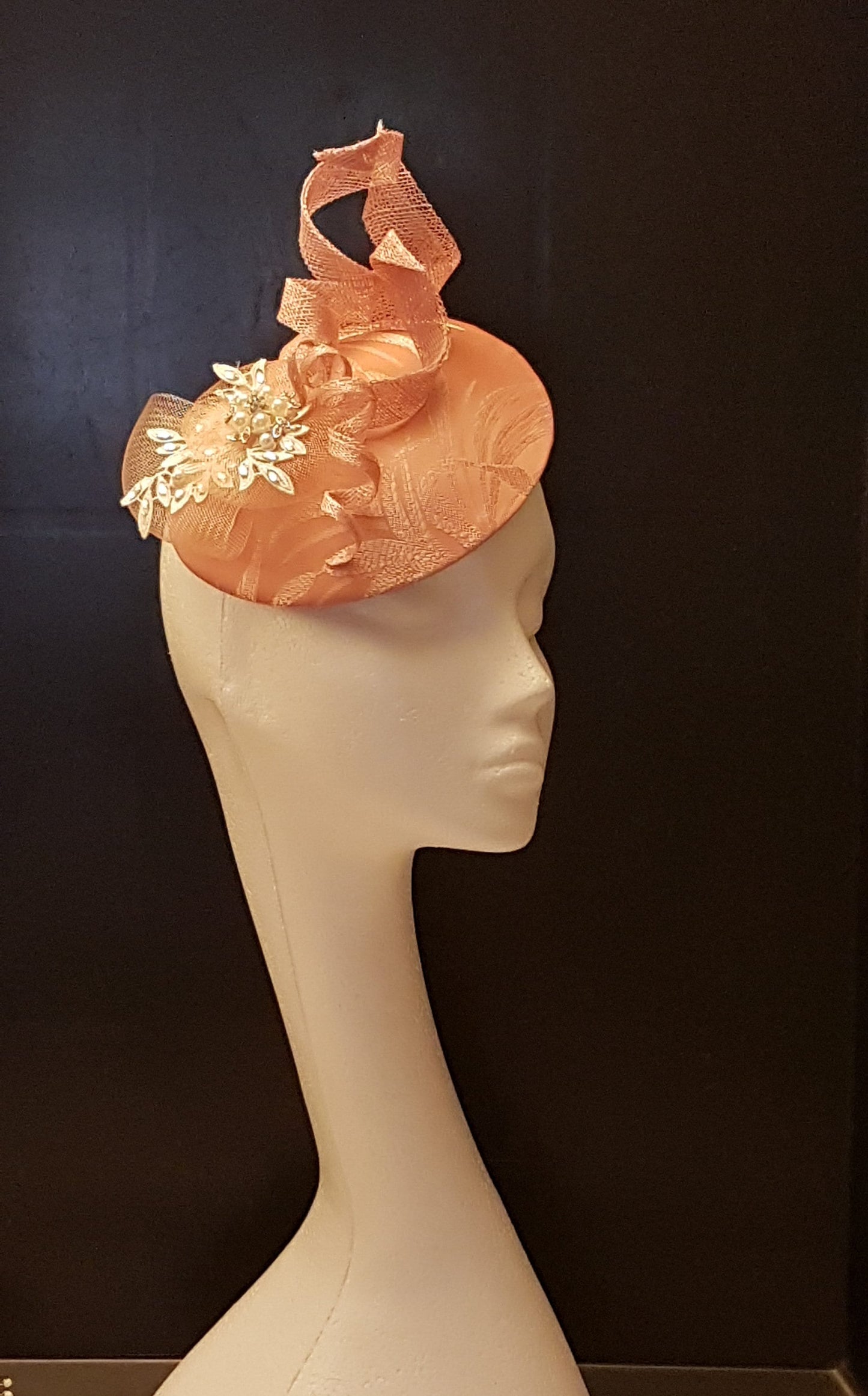 Cappello Fascinator, Cappello rosa anni '40 e '50 #Cappello rosa, Cappello da cocktail rosa pesca, Festa delle donne, Cappello Ascot, Cappello Derby rosa pesca