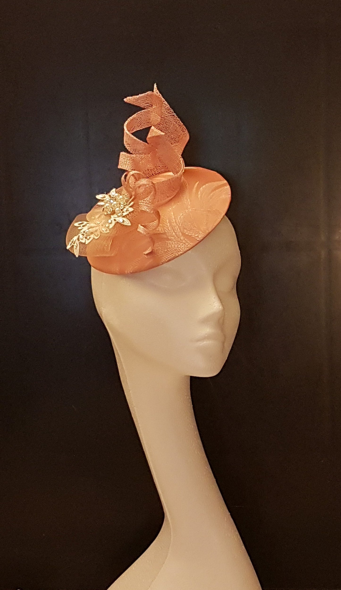Cappello Fascinator, Cappello rosa anni '40 e '50 #Cappello rosa, Cappello da cocktail rosa pesca, Festa delle donne, Cappello Ascot, Cappello Derby rosa pesca