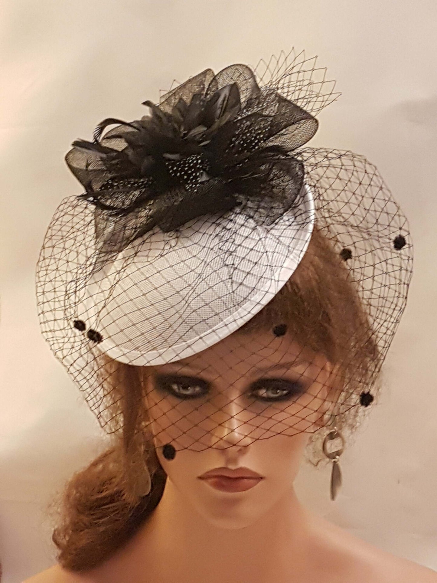 GRIGIO ROSSO BIANCO Cappello a piattino Fascinator Anni '40-'50 Velo nero Fascinator Fascinator con piume Gara Cerimonia Cocktail Signore Ascot Festa hatinator
