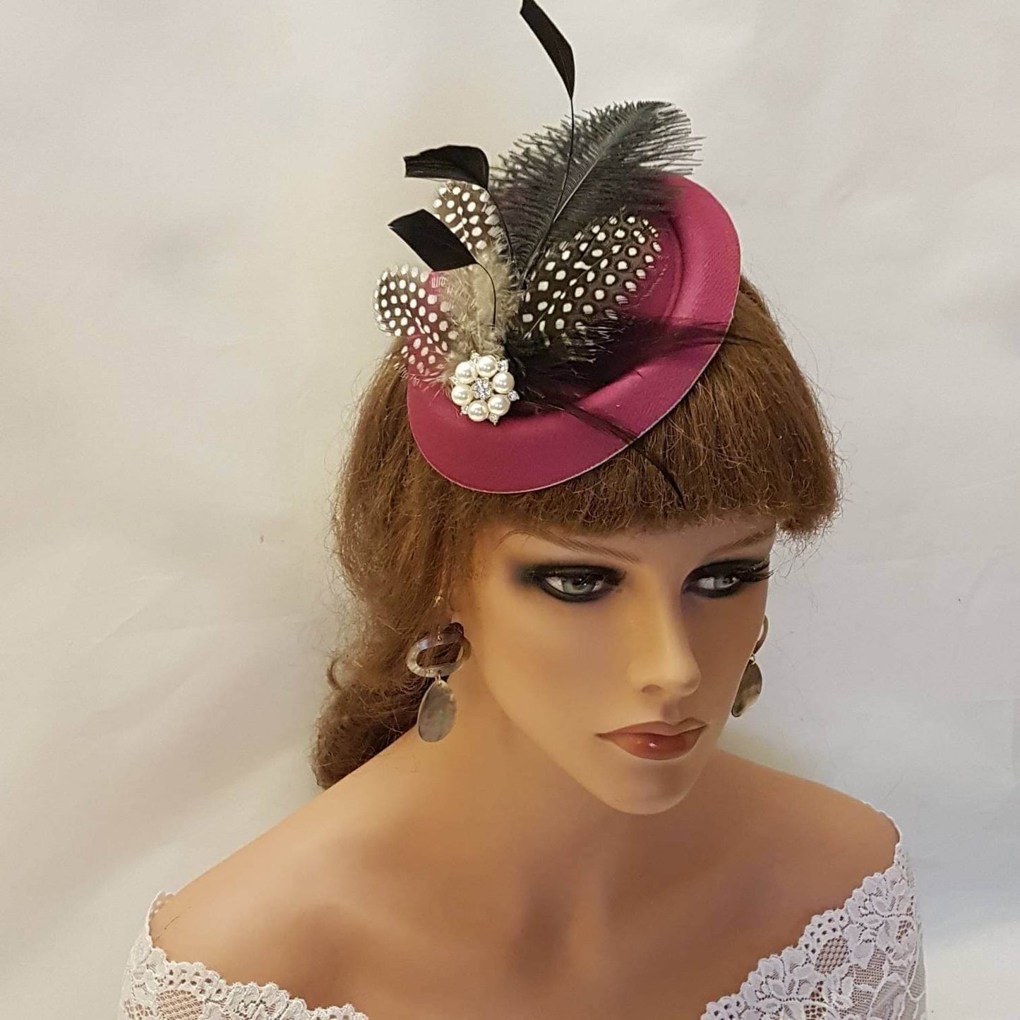 MAGENTA HAT FASCINATOR, 40s50s Pink Hat fascinator #Pink hat fascinator, Ostritch,Spotty Guinea Feather hat Race,Cocktail,Ladies ,Ascot hat