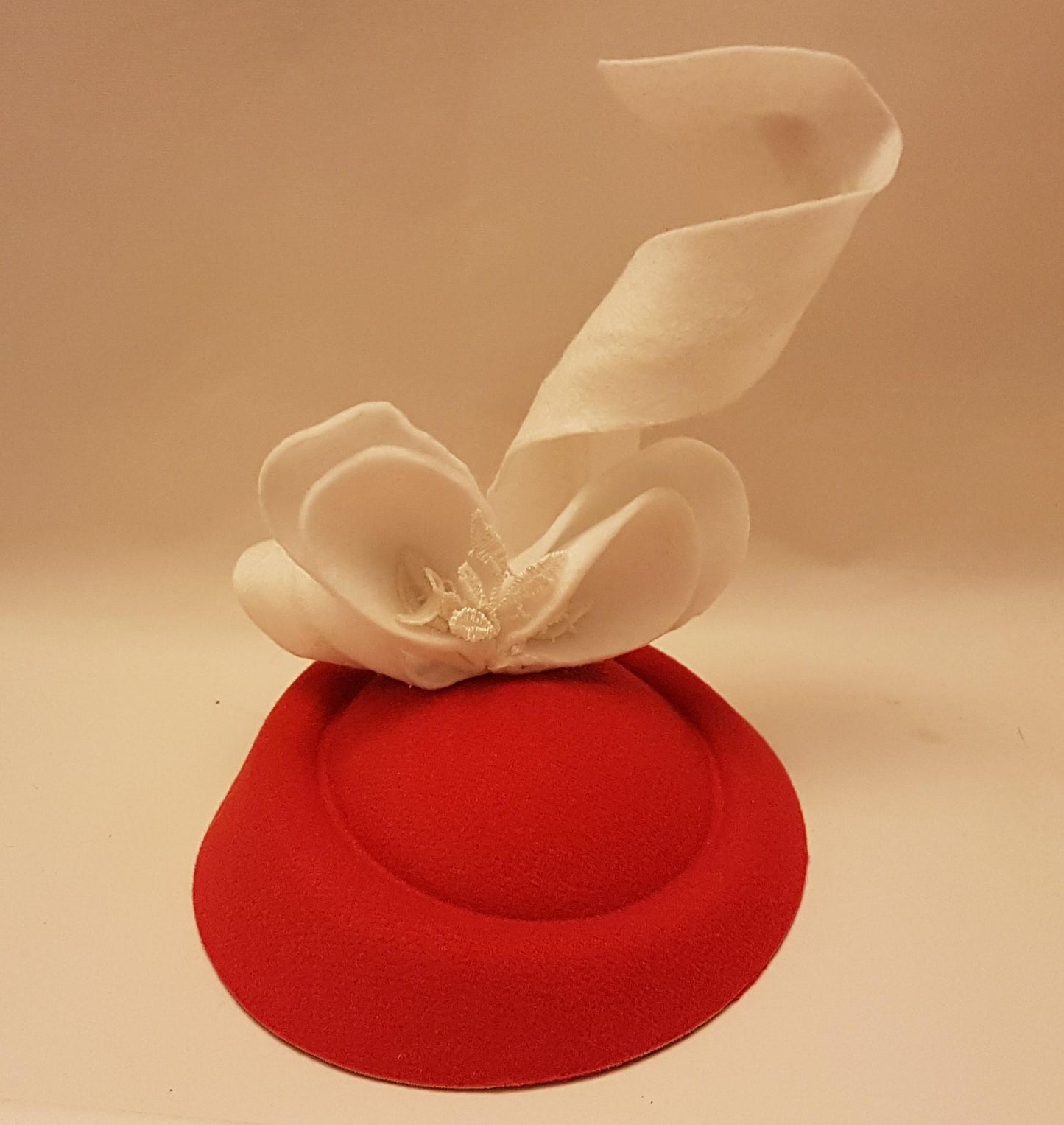 Fascinator Hat Red & White Handcrafted Formal Headwear Sculpted Decoration Perfect for Weddings Races,and Special Occasions Hair accessory