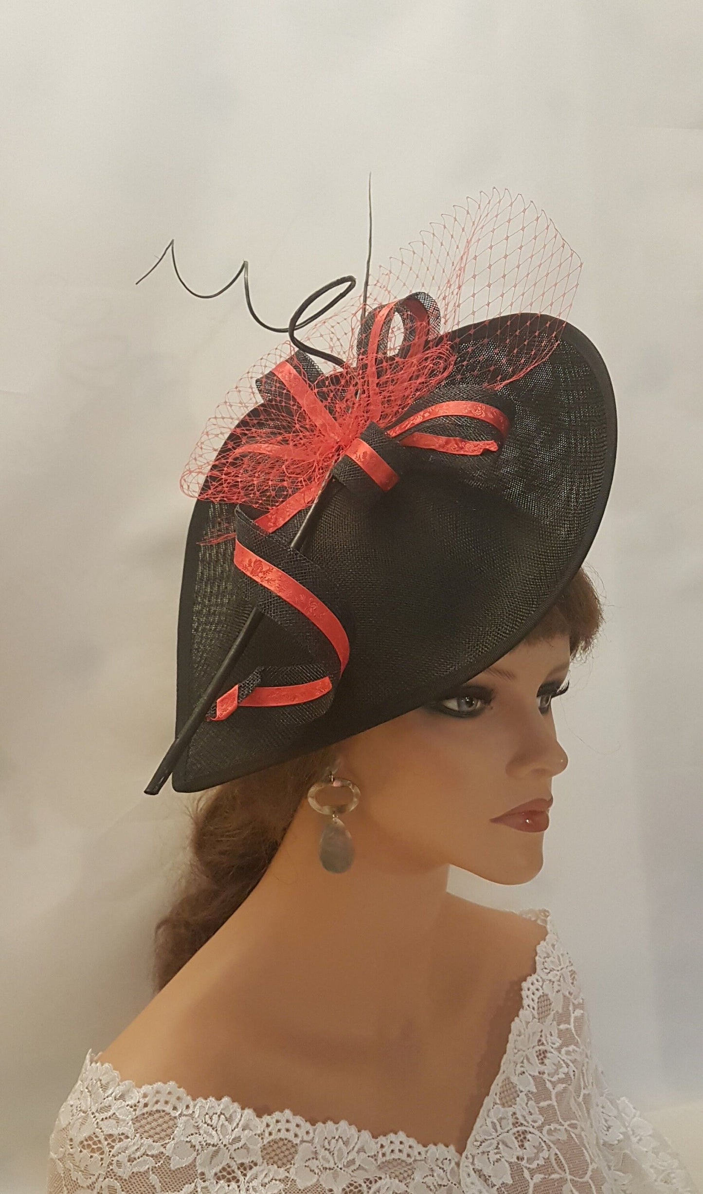 Chapeau noir et rouge Fascinator Grand chapeau Quill Feather Filet détail Mariage Cérémonie Hatinator Cocktail Royal Ascot Race Hat Fascinator