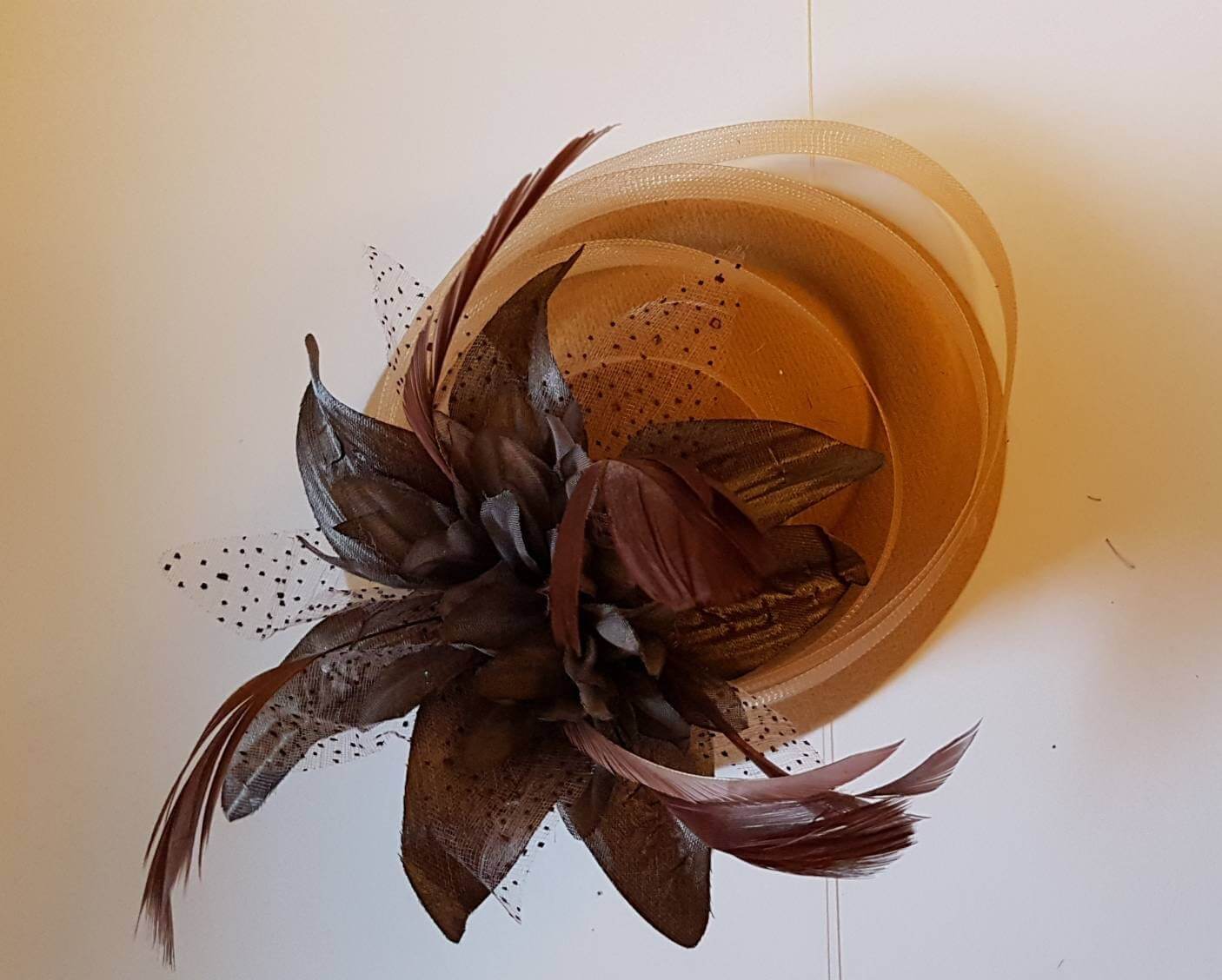 TAN FASCINATOR, 40s 50s Tan/Nude Hat fascinator #Brown Feather hat fascinator, Race,Cocktail,Ladies day,Ascot hat Brown feather flower hat