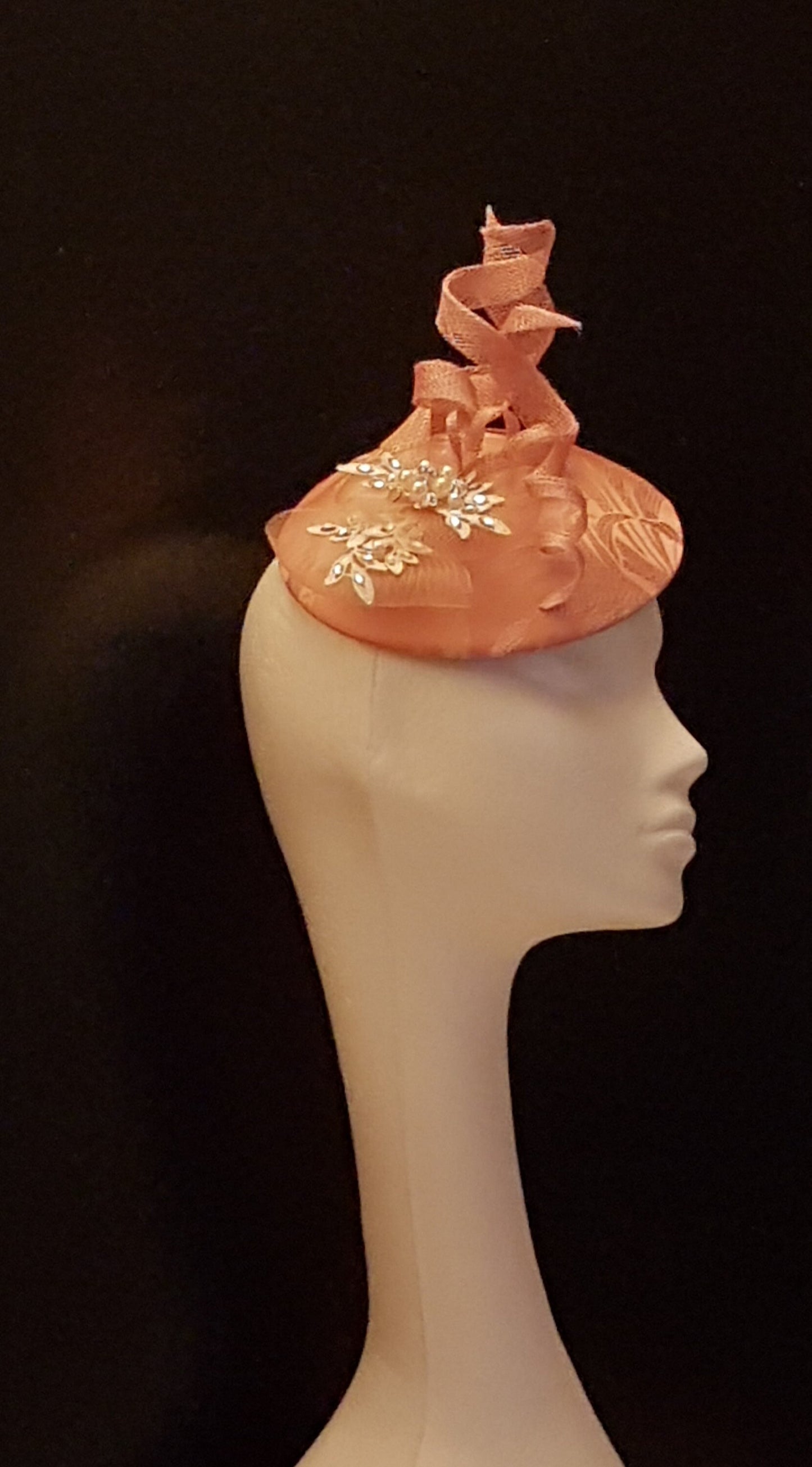 Cappello Fascinator, Cappello rosa anni '40 e '50 #Cappello rosa, Cappello da cocktail rosa pesca, Festa delle donne, Cappello Ascot, Cappello Derby rosa pesca