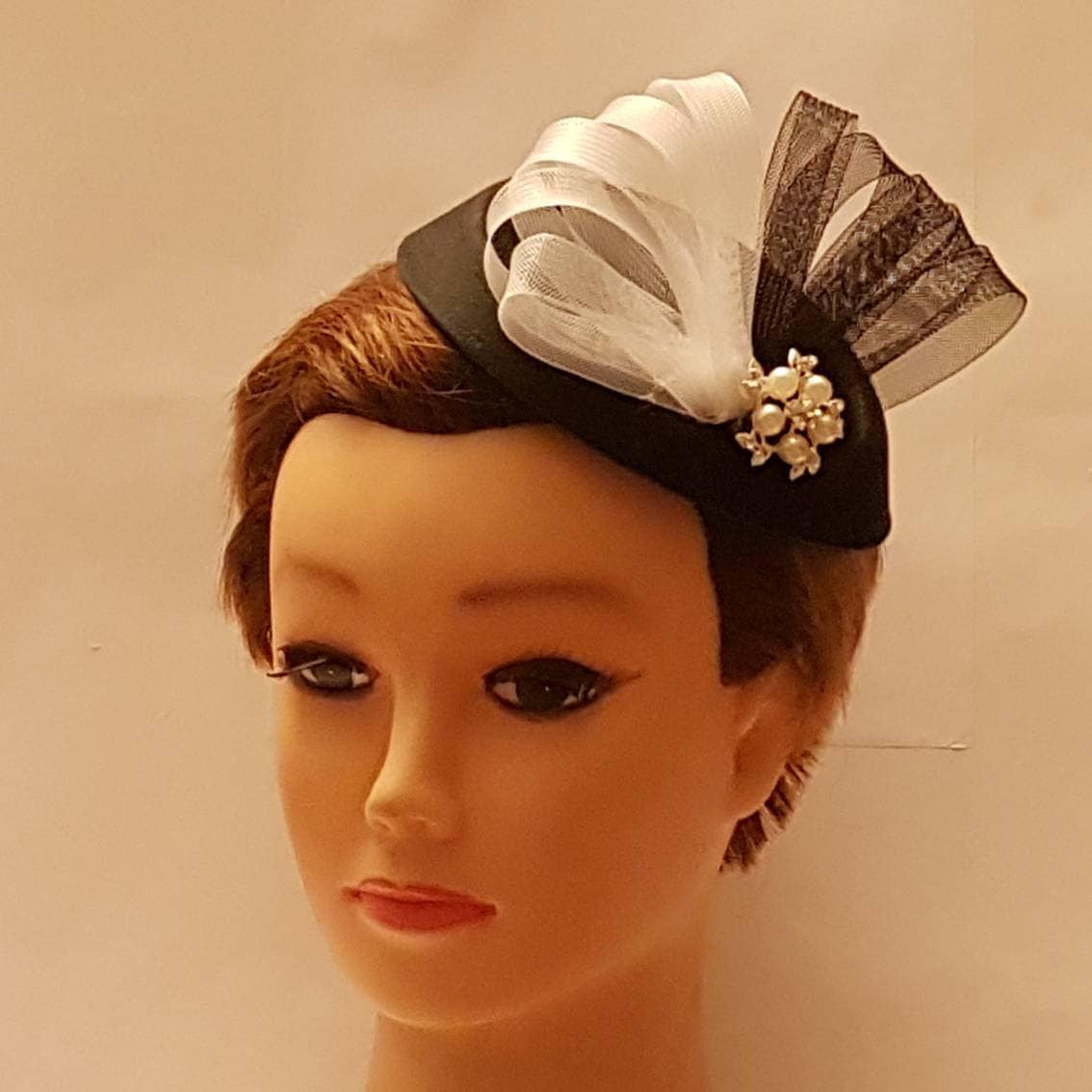 Fascinator, cappello Ascot, matrimonio, festa delle donne, cappello da cocktail, cappelli da sposa, rosso, marrone, nero, avorio, cappello bianco fascinator