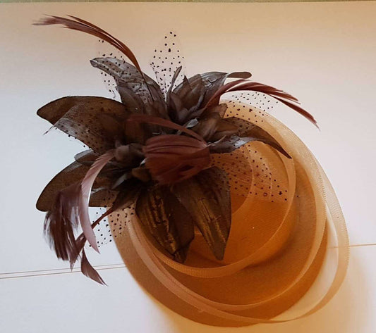 TAN FASCINATOR, 40s 50s Tan/Nude Hat fascinator #Brown  Feather hat fascinator,  Race,Cocktail,Ladies day,Ascot hat Brown feather flower hat
