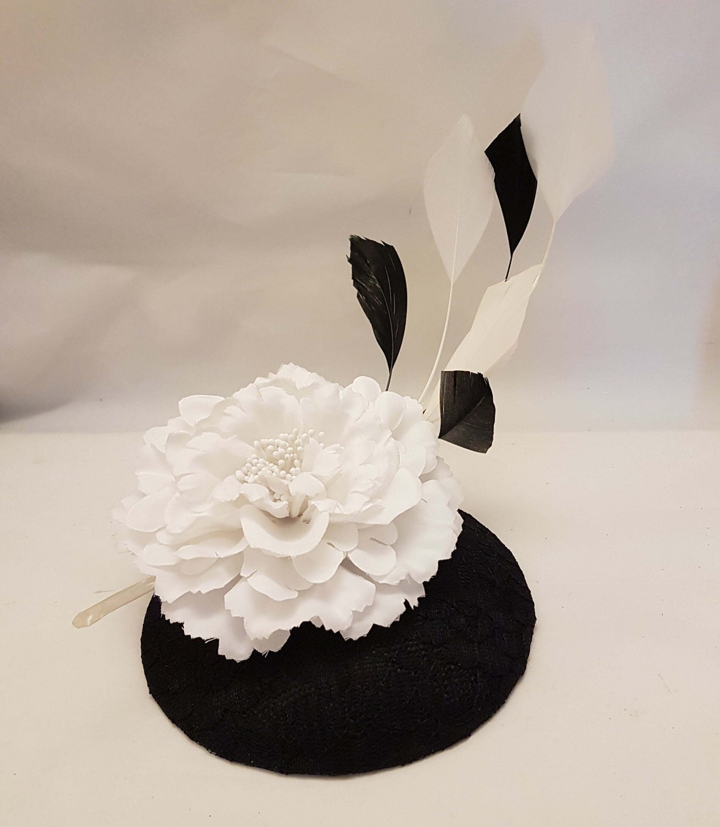CAPPELLO NERO Fascinator Cappello in pizzo nero con fiore rosa acceso Cappello con piume nere e bianche Cerimonia nuziale Hatinator Cocktail Ascot Cappello nero
