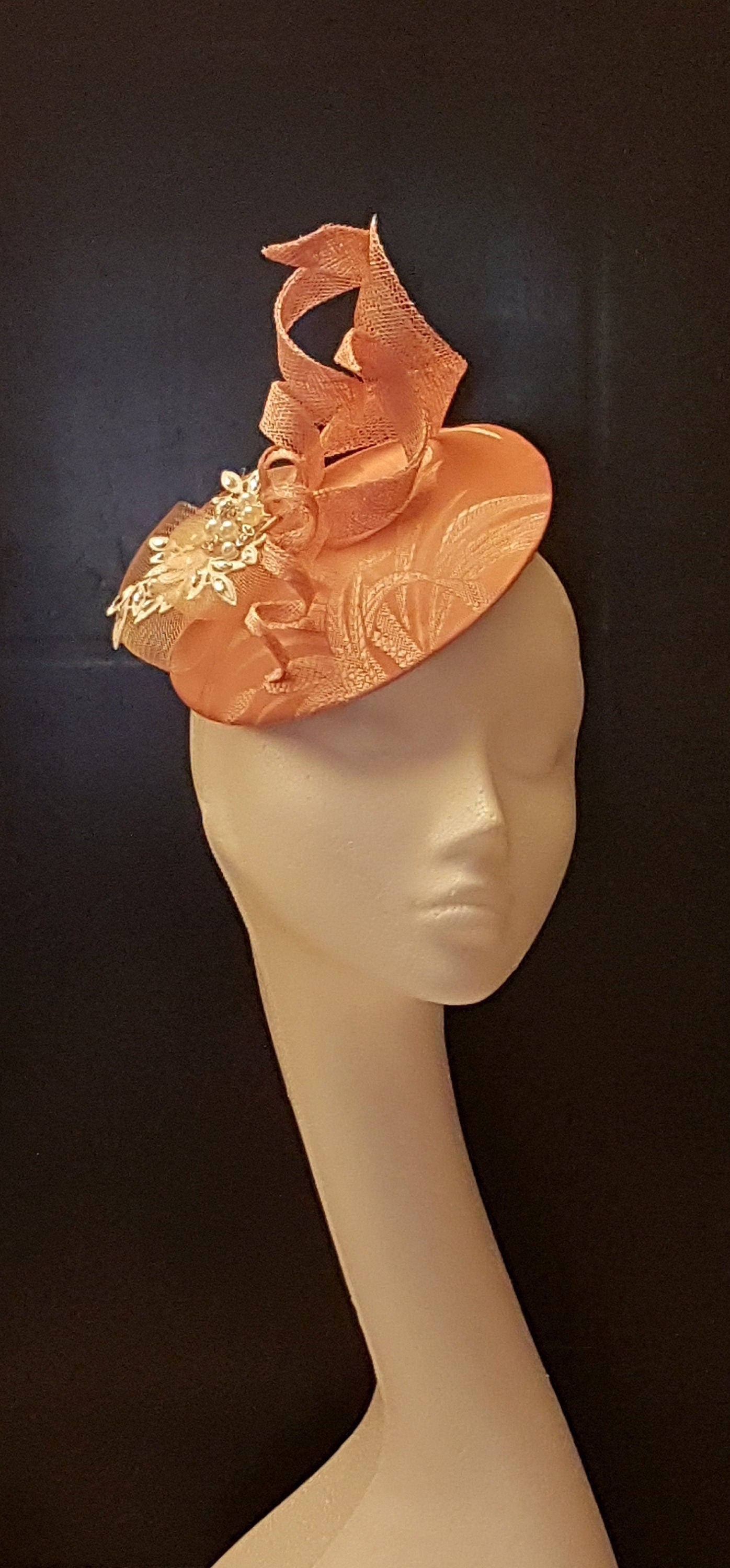 Cappello Fascinator, Cappello rosa anni '40 e '50 #Cappello rosa, Cappello da cocktail rosa pesca, Festa delle donne, Cappello Ascot, Cappello Derby rosa pesca