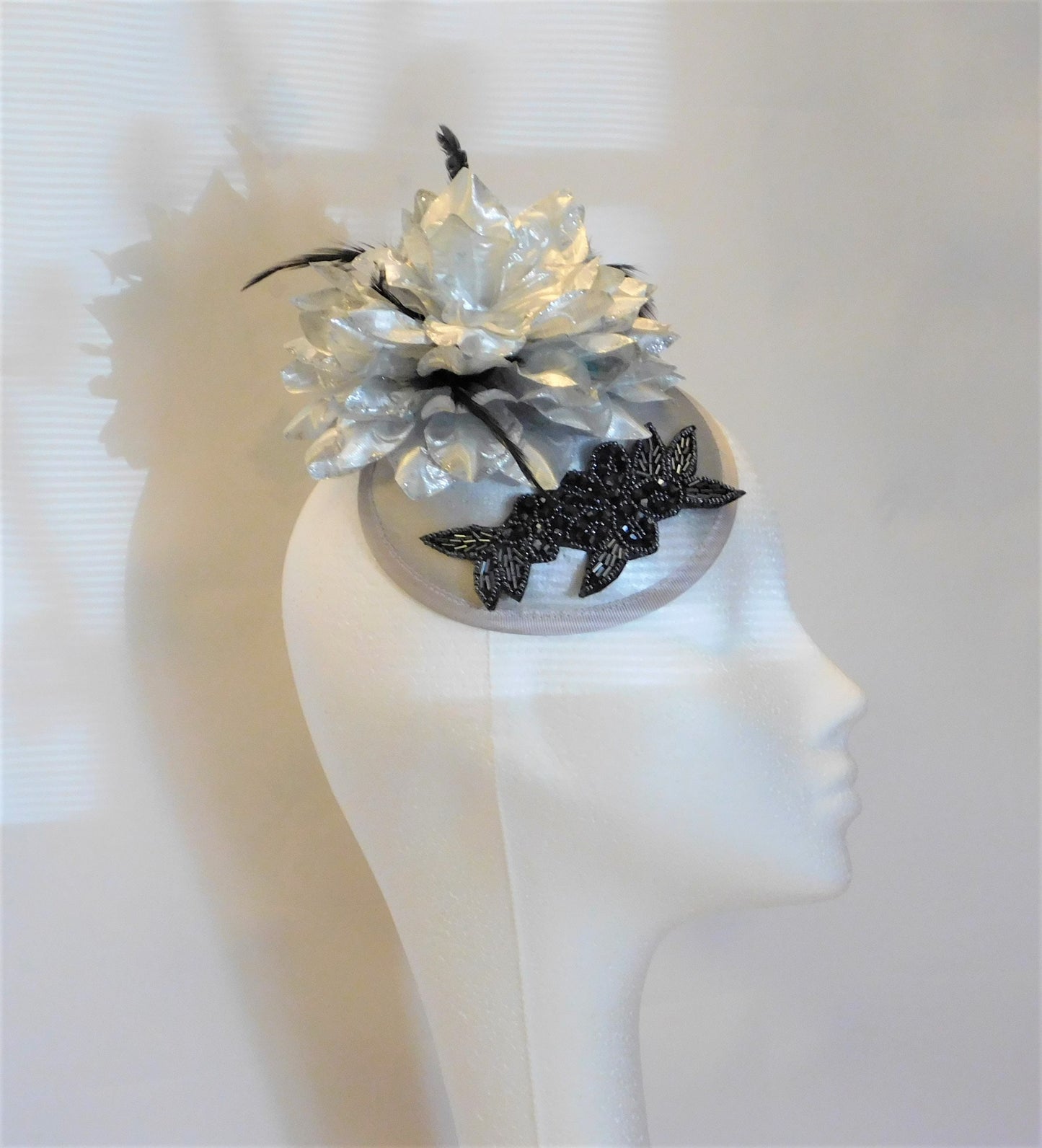 Cappello fascinator anni '40-'50 Cappello fascinator argento #Cappello argento con cristallo nero Race,Cappello da cocktail,Festa delle donne,Cappello Ascot Cappello con fiore di piume d'argento