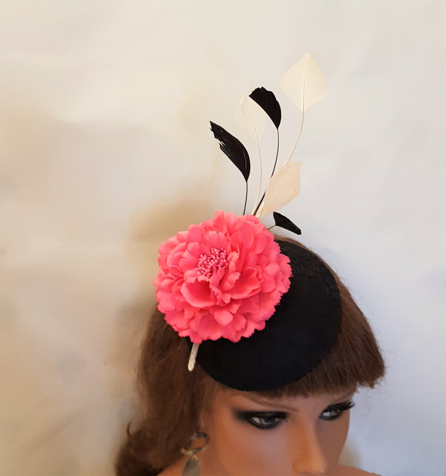 CAPPELLO NERO Fascinator Cappello in pizzo nero con fiore rosa acceso Cappello con piume nere e bianche Cerimonia nuziale Hatinator Cocktail Ascot Cappello nero