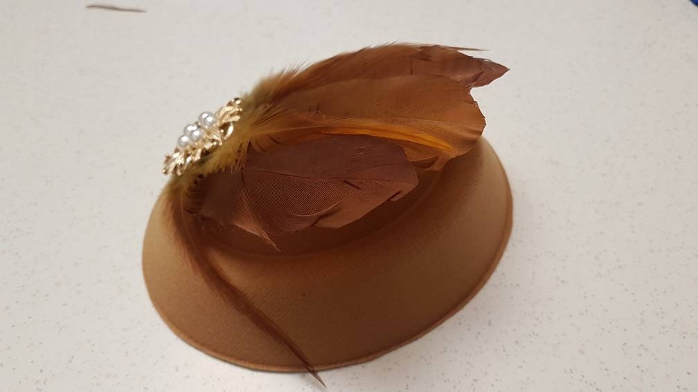 TAN/NUDE FASCINATOR, 40s 50s Tan Hat fascinator #Tan/Nude Feather hat fascinator Race,Cocktail,Ladies day,Ascot hat with Brown feathers