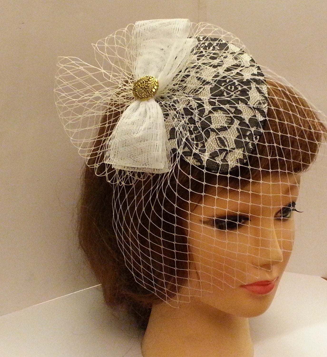 Sale! Vintage VEIL HAT 40s-50s Black & White Teardrop hat Mini birdcage veil Fascinator Antique gold centre embellishment Fascinator clip