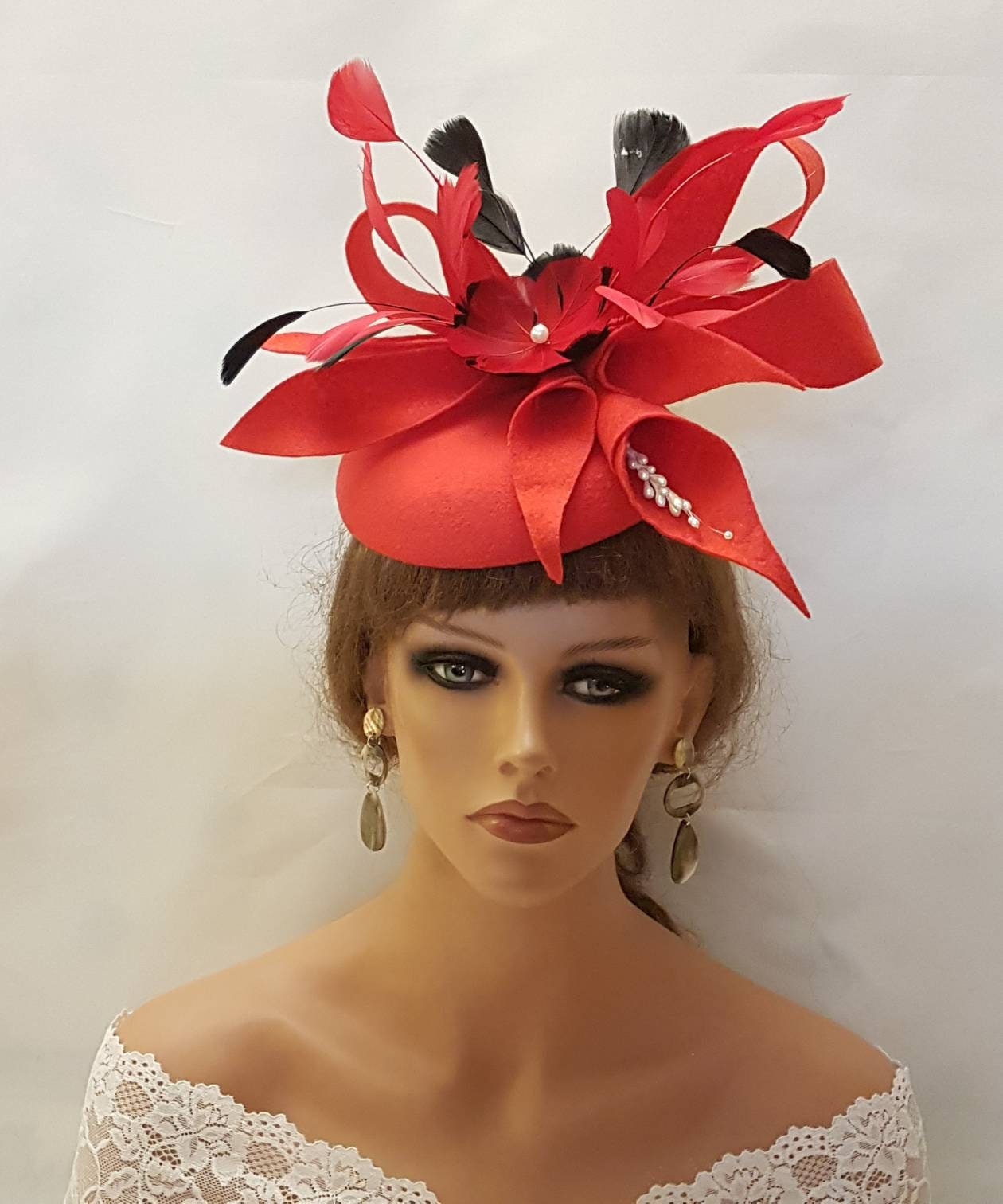 Cappello rosso FASCINATOR Cappello in feltro con piume Fascinator Matrimonio, Cocktail, Chiesa, Occasione speciale, Kentucy Derby Ascot Cappello in feltro Fascinator