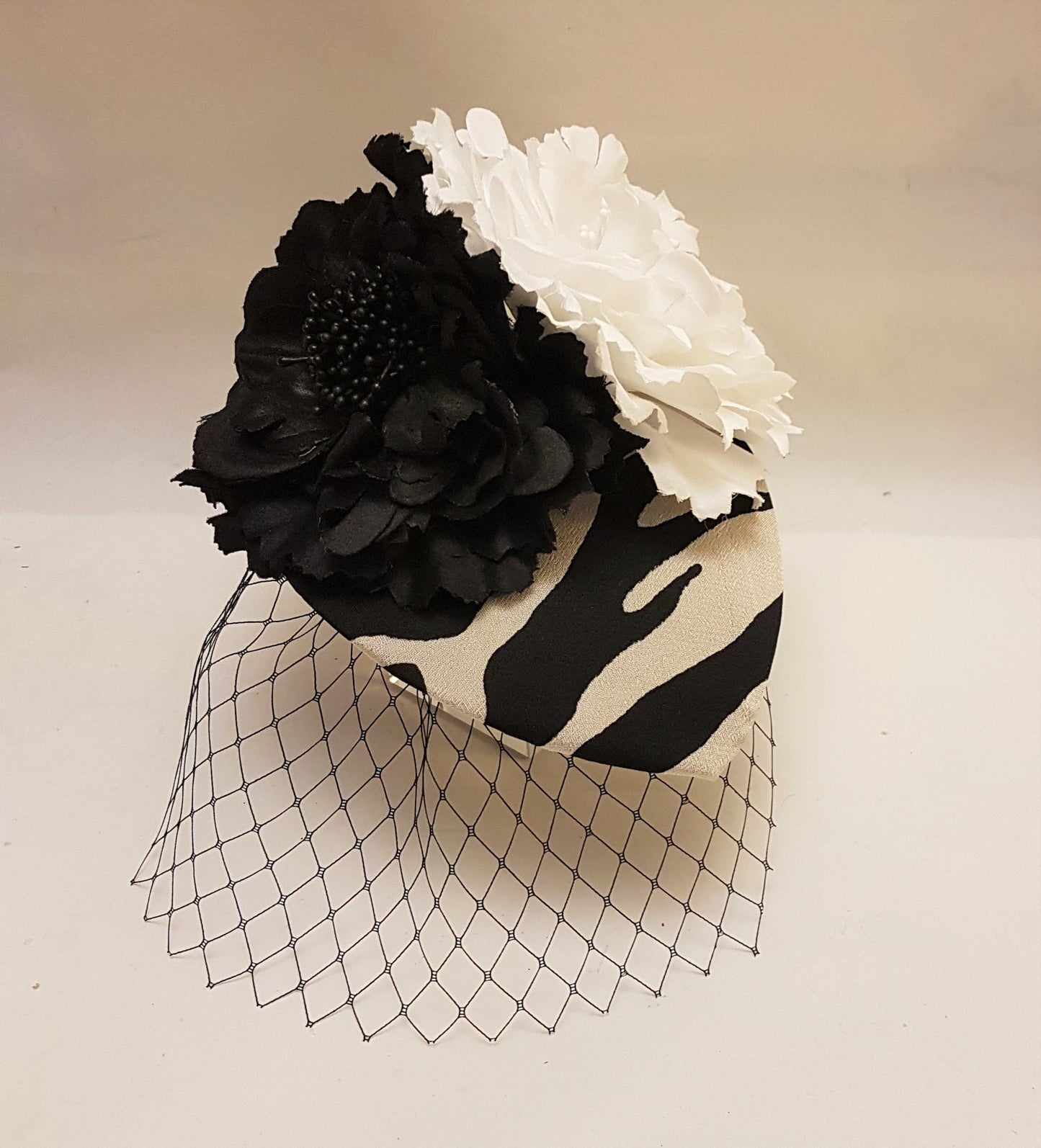 Hat fascinator, Vintage 40s 50s Hat BLACK & WHITE Teardrop Hat fascinator Race Cocktail hat, Ascot Hat, Cocktail hat, wedding headpiece