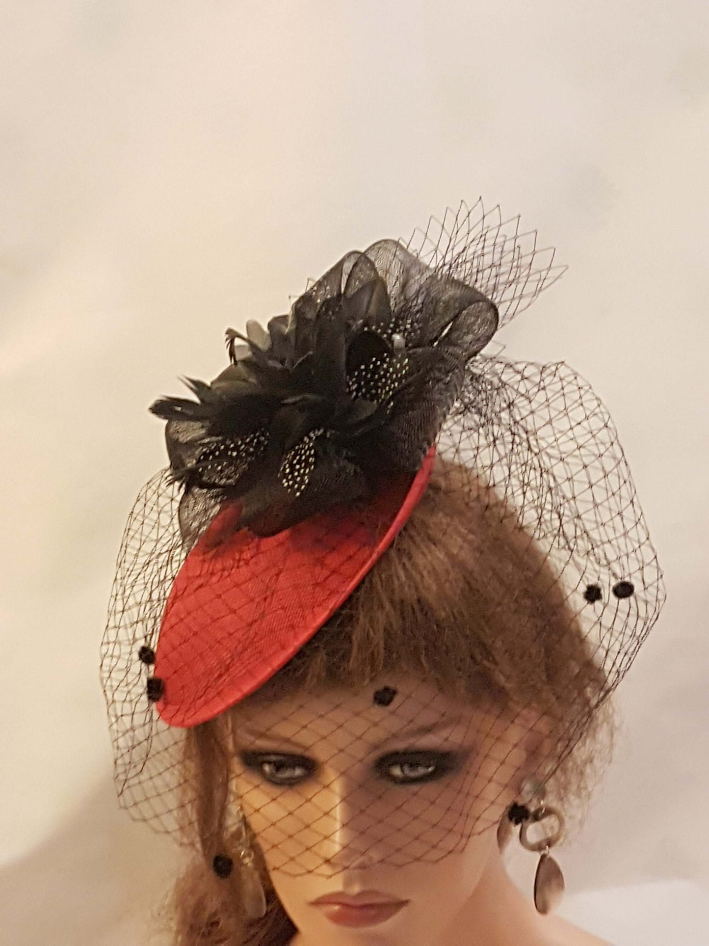 GRIGIO ROSSO BIANCO Cappello a piattino Fascinator Anni '40-'50 Velo nero Fascinator Fascinator con piume Gara Cerimonia Cocktail Signore Ascot Festa hatinator