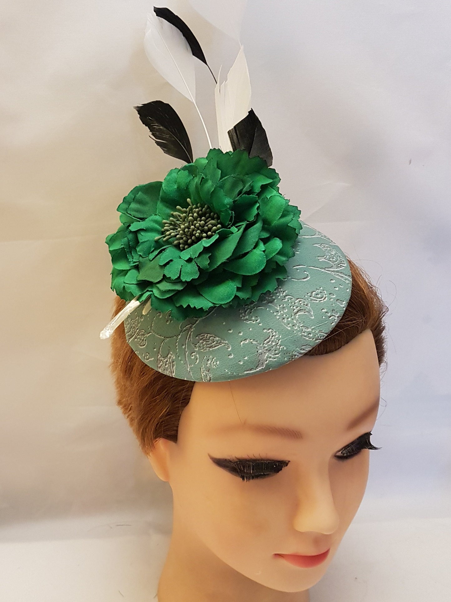 GREEN HAT Fascinator MOSS Green Print Hat Flower Hair Fasinator Black & White FeatherHatinator Wedding Ceremoney Hatinator Ladies Ascot Hat