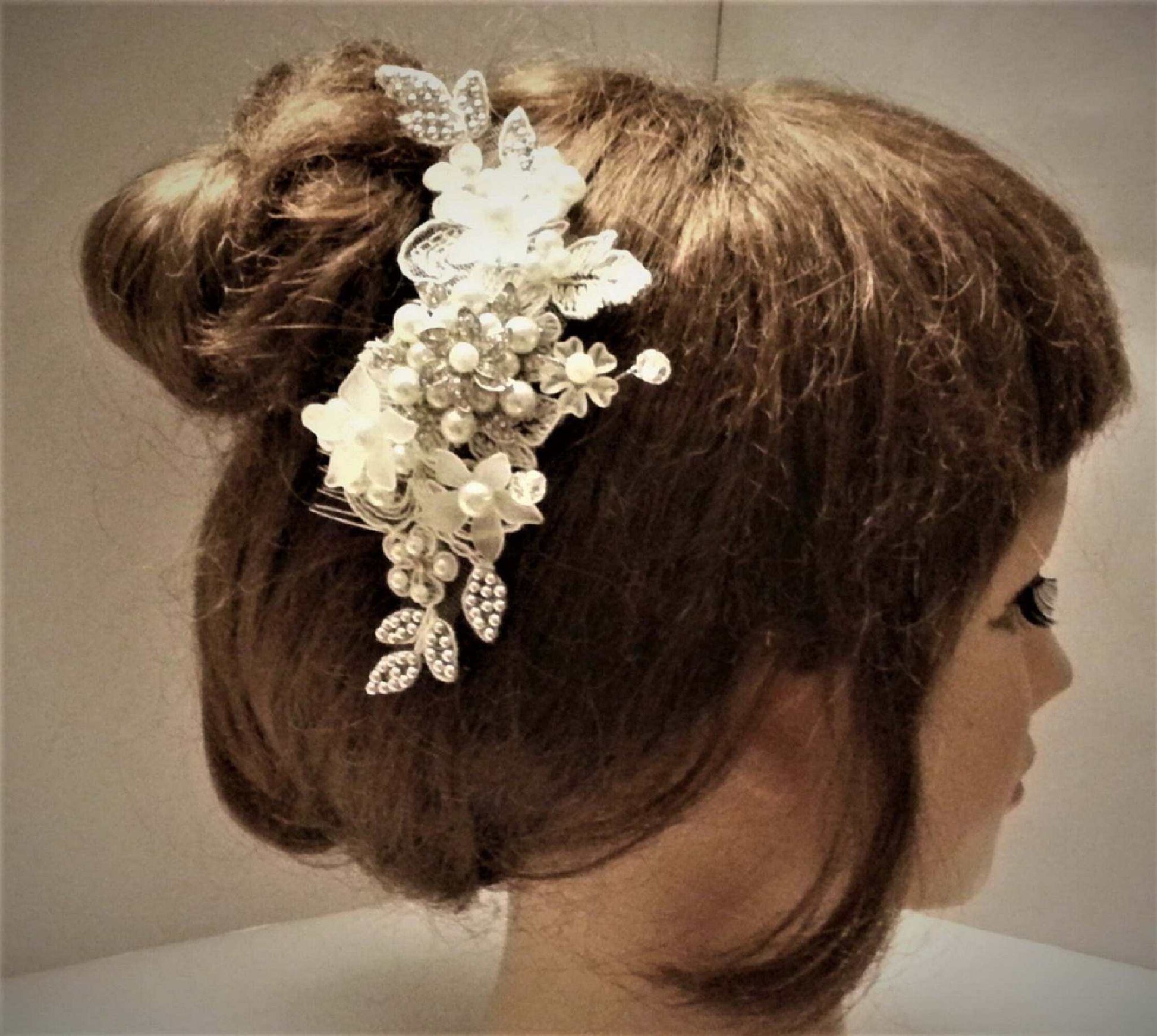 Bridal birdcage veil with floral lace and pearl headpiece, wedding hair accessory.