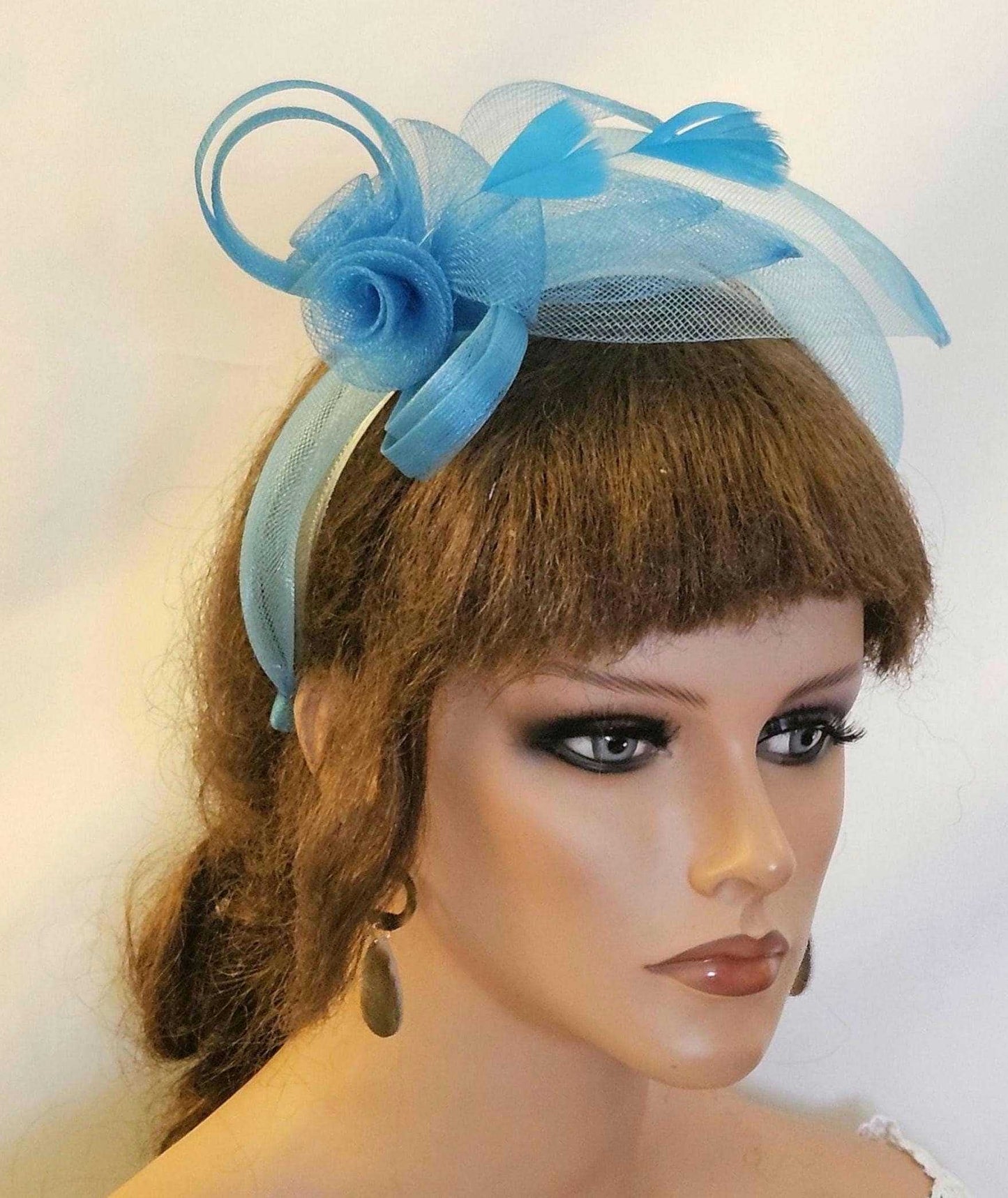 FASCINATOR FASCIA PER TESTA BLU per matrimonio, gare, Tea Party e occasioni speciali. Invitato al matrimonio, copricapo per la madre della sposa. Fascia multicolore moderna