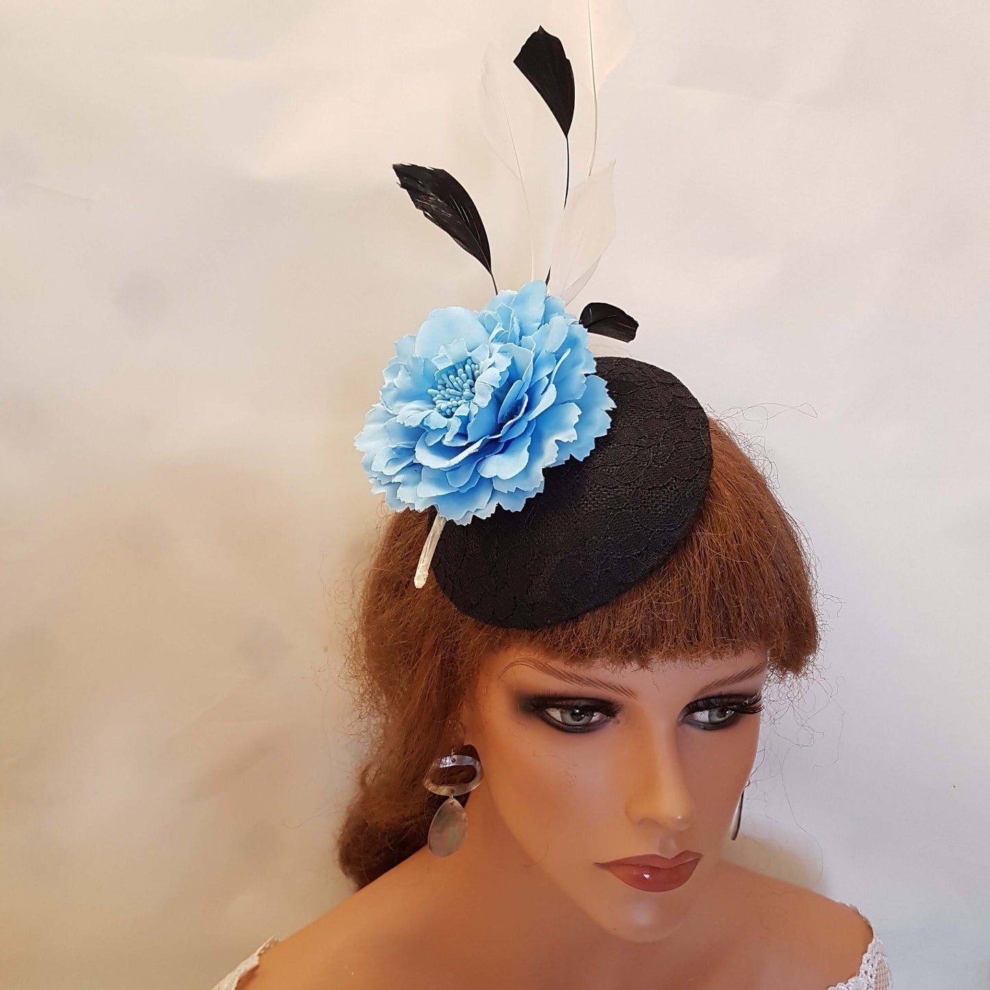 Cappello Fascinator NERO e blu Cappello in pizzo nero Cappello con fiori BLU Cappello con piume Cappello nero e blu Cerimonia nuziale Ascot Fascinater da donna