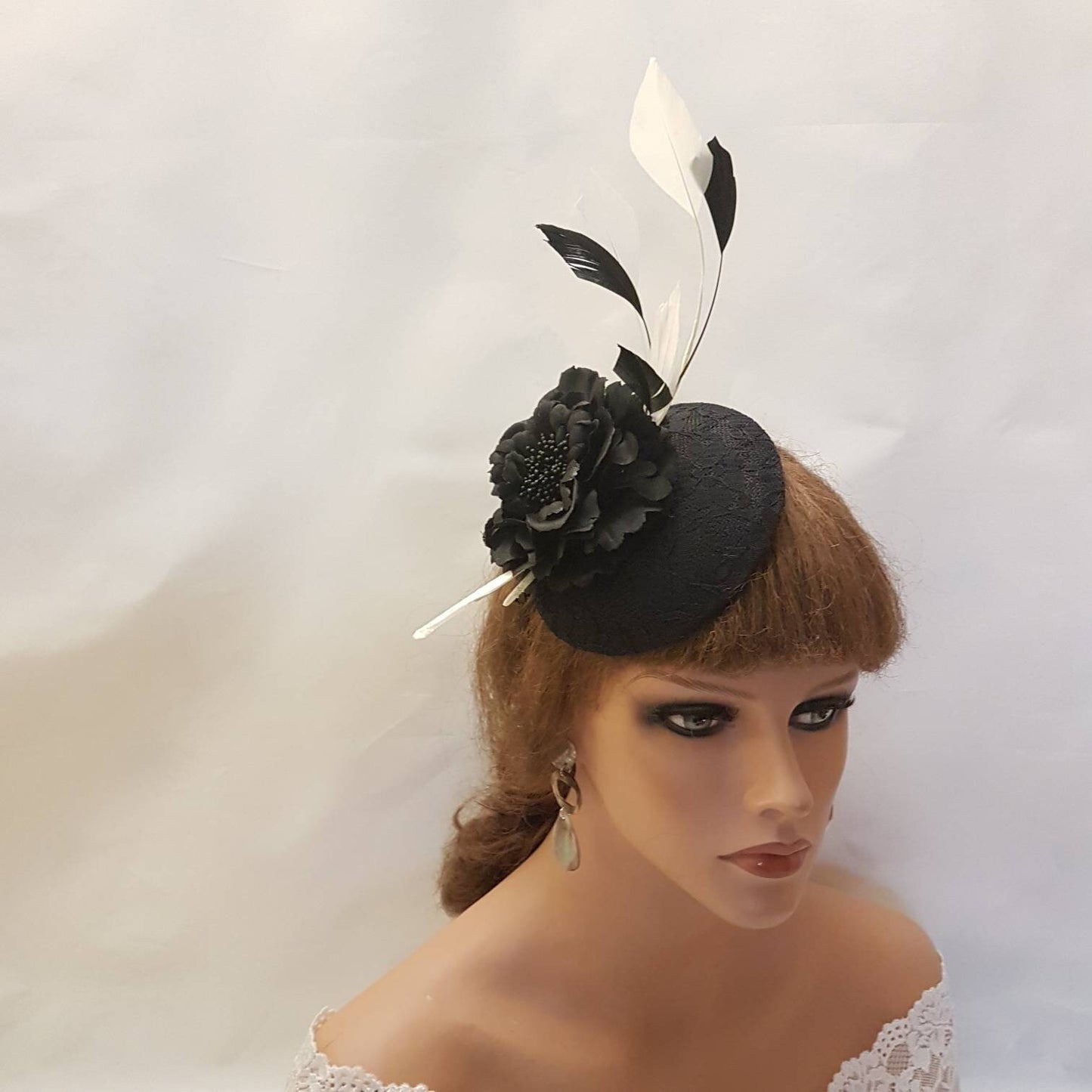 Fascinator CAPPELLO NERO. Splendido cappello in pizzo nero con fiori, piume nere e bianche. Fascinator per matrimonio, cerimonia, cocktail, cappello Ascot