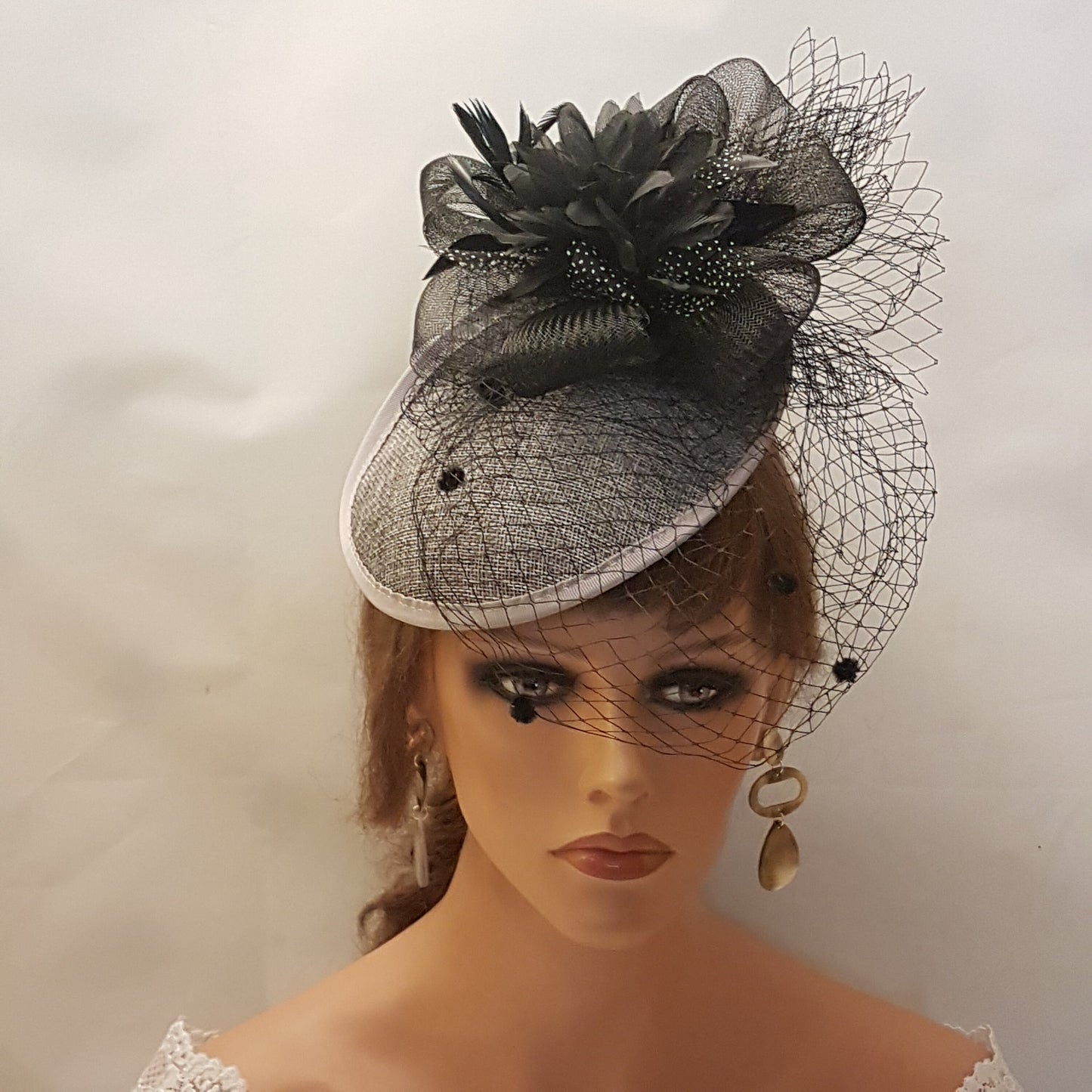 GRIGIO ROSSO BIANCO Cappello a piattino Fascinator Anni '40-'50 Velo nero Fascinator Fascinator con piume Gara Cerimonia Cocktail Signore Ascot Festa hatinator