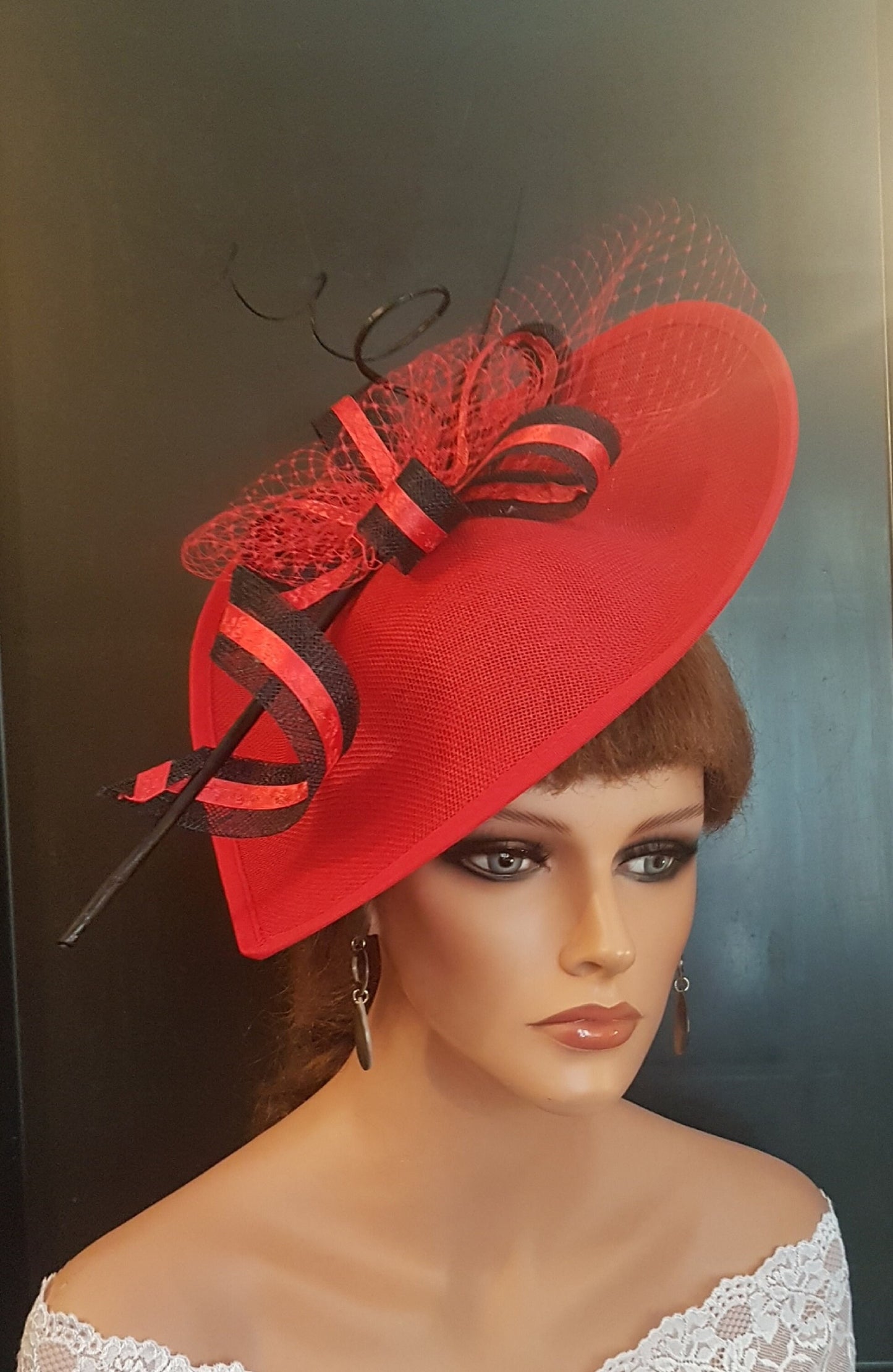 Cappello Fascinator ROSSO lungo Quil Feather French Netting accessorio per capelli Cerimonia di nozze Ascot Race cappello Madre della sposa/Sposo Cappello Fascinator