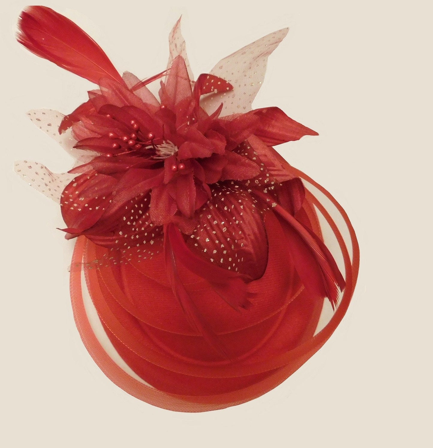 FASCINATOR ROSSO, cappello ROSSO anni '40 e '50, fascinator #Cappello con piume rosse, cappello da corsa, cocktail, festa delle donne, cappello Ascot, cappello con fiori di piume rosse