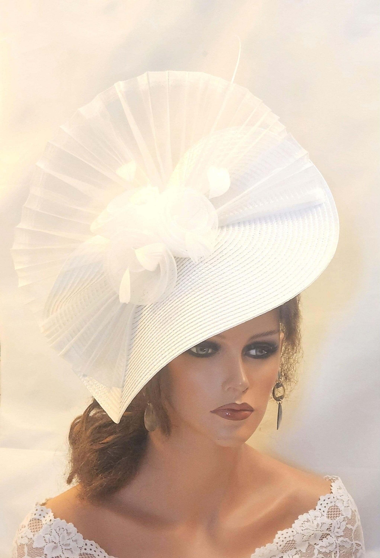 Fascinator bianco, avorio grande hatinator Quil feather Floral Church Derby Ascot Race Wedding Tea Party hat Hatinator per la madre della sposa/sposo