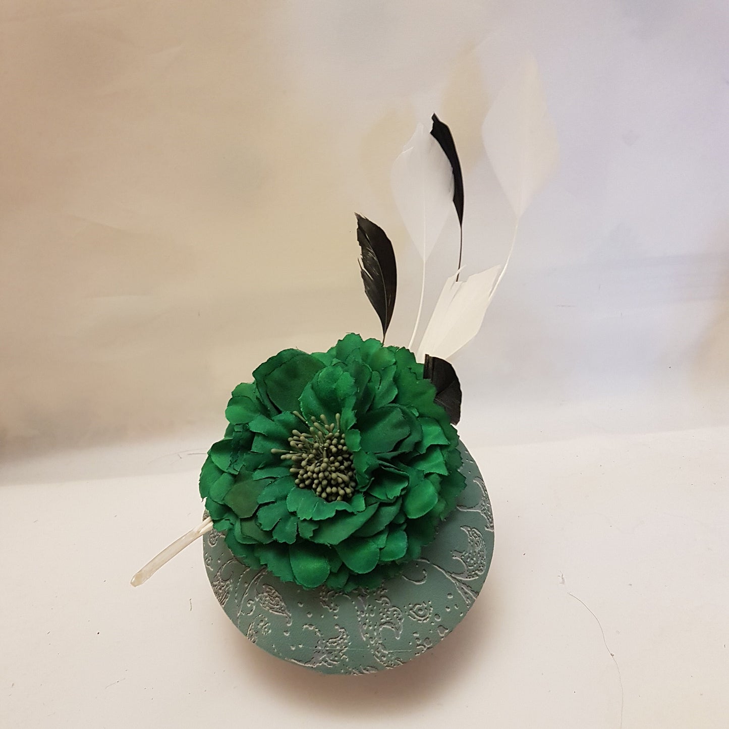GREEN HAT Fascinator MOSS Green Print Hat Flower Hair Fasinator Black & White FeatherHatinator Wedding Ceremoney Hatinator Ladies Ascot Hat