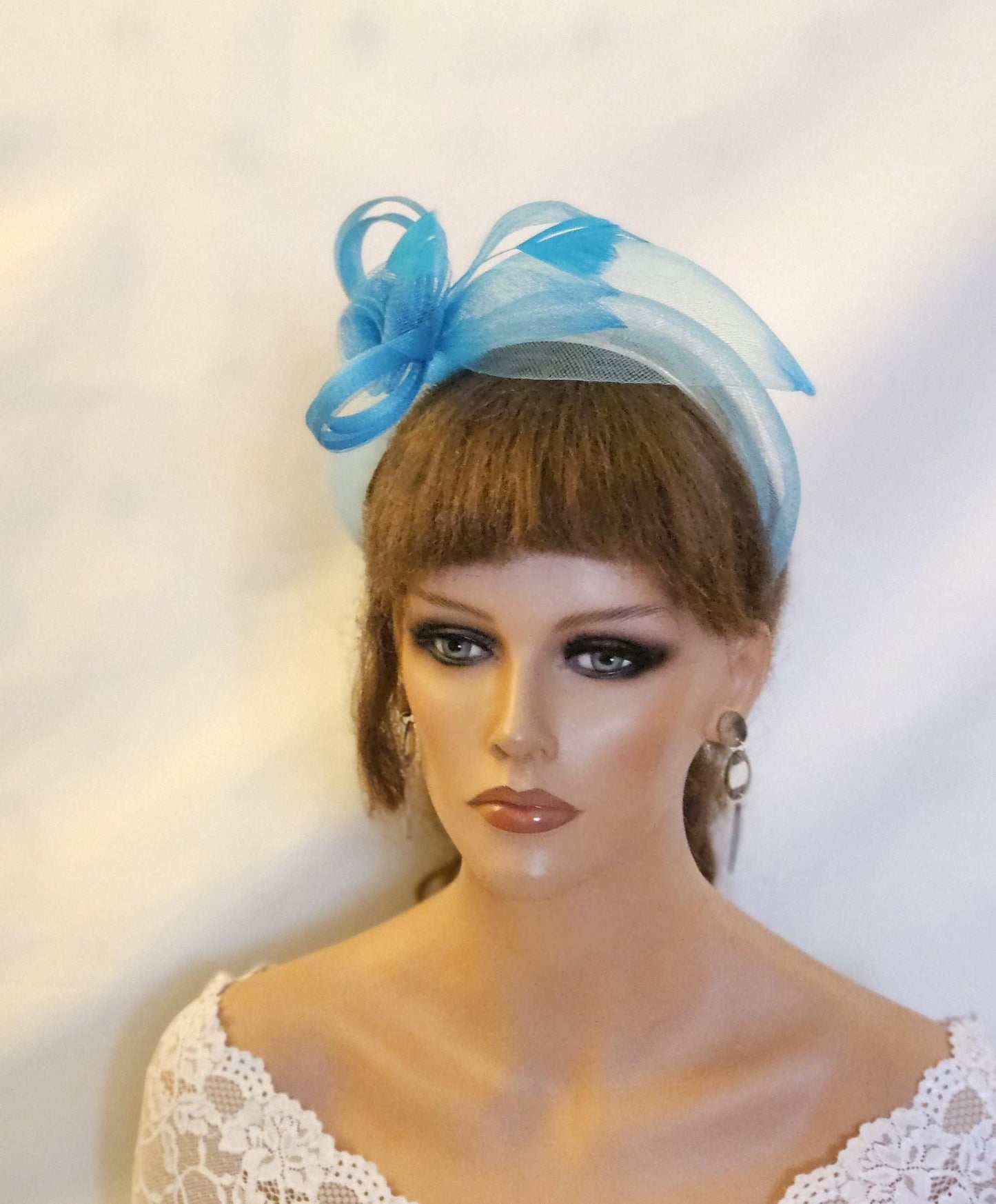 FASCINATOR FASCIA PER TESTA BLU per matrimonio, gare, Tea Party e occasioni speciali. Invitato al matrimonio, copricapo per la madre della sposa. Fascia multicolore moderna