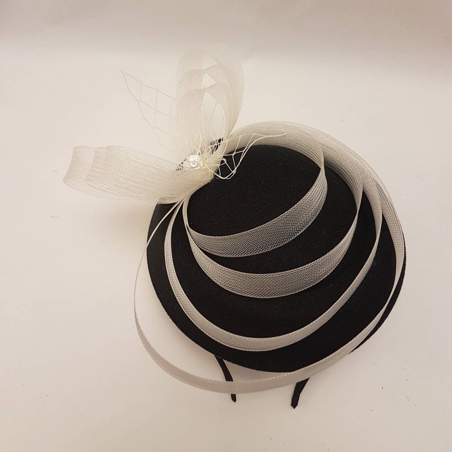 FASCINATOR PER CAPPELLO NERO, anni '40 e '50 #Cappello con passanti e rete in crine bianco e nero o avorio Fascinator per cappello da corsa, cocktail, festa delle donne, cappello Ascot