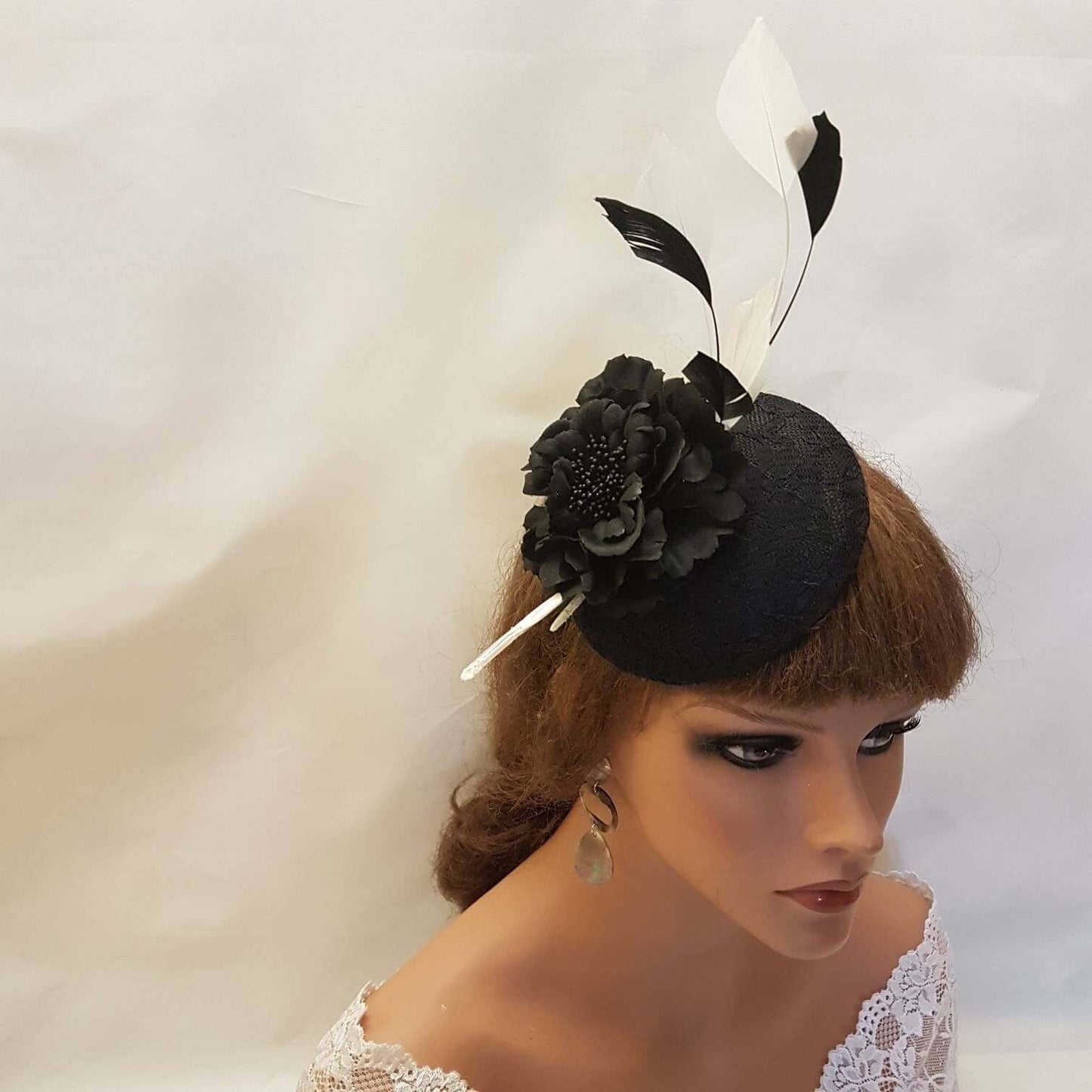 Fascinator CAPPELLO NERO. Splendido cappello in pizzo nero con fiori, piume nere e bianche. Fascinator per matrimonio, cerimonia, cocktail, cappello Ascot