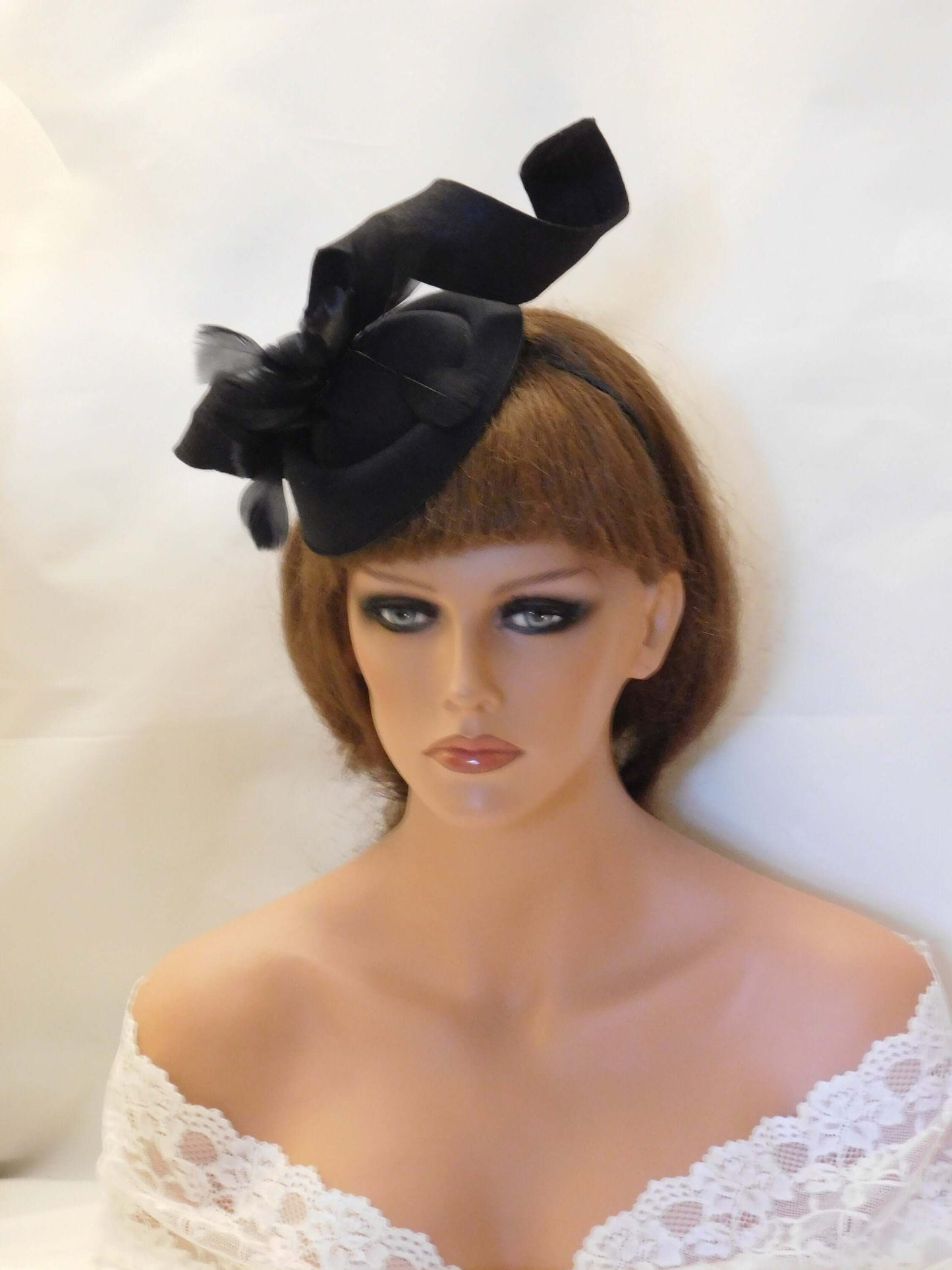 Fascinator, Fascinator cappello nero # Fascinator feltro nero con piume Kentucky derby, Fascinator cappello Ascot, Matrimonio, Corsa, Cocktail Cappello da chiesa