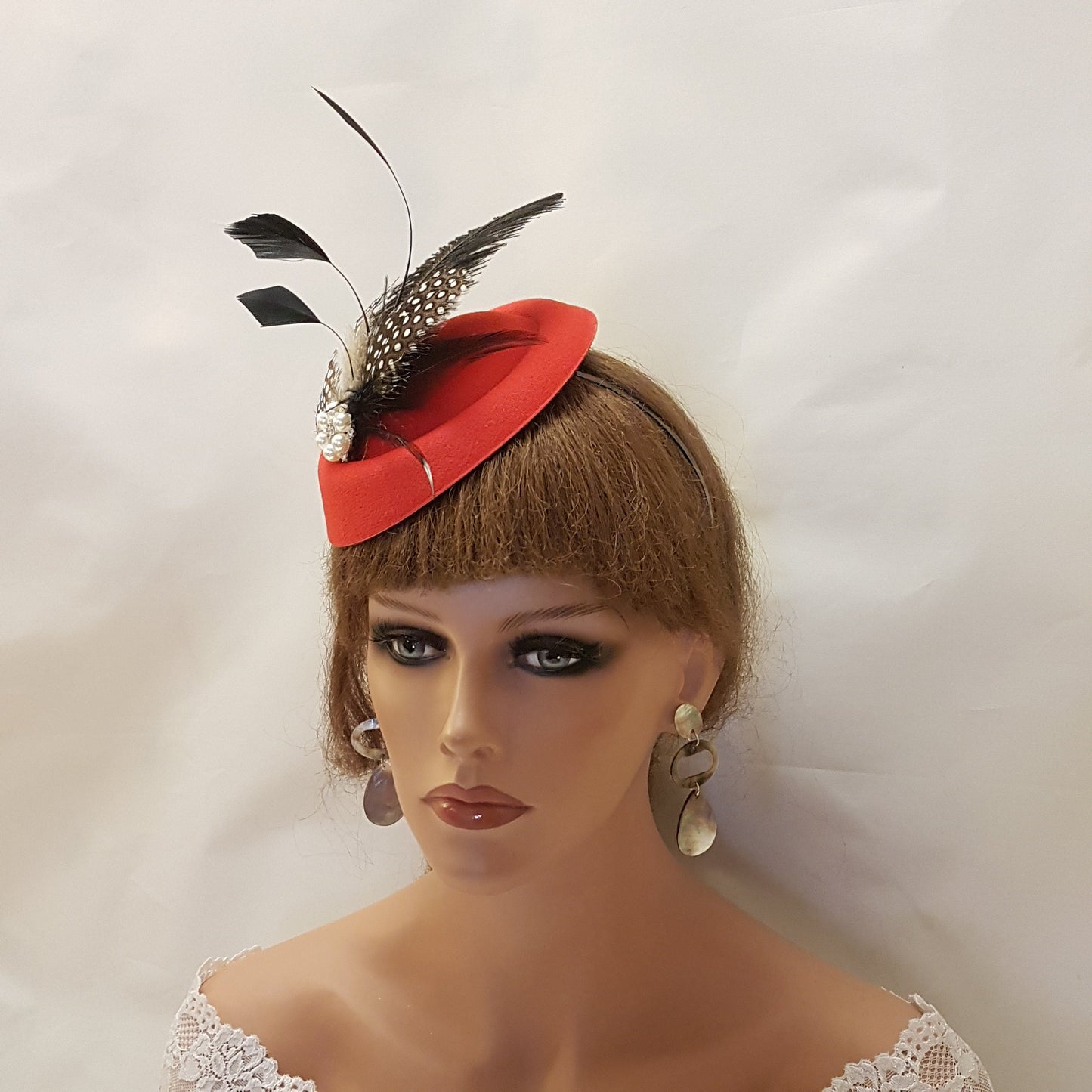 FASCINATOR CAPPELLO ROSSO, cappello fascinator anni '40 e '50 #Fascinator cappello rosso, cappello di struzzo, cappello di piume di gunia a pois, cappello da corsa, cocktail, festa delle donne, cappello Ascot