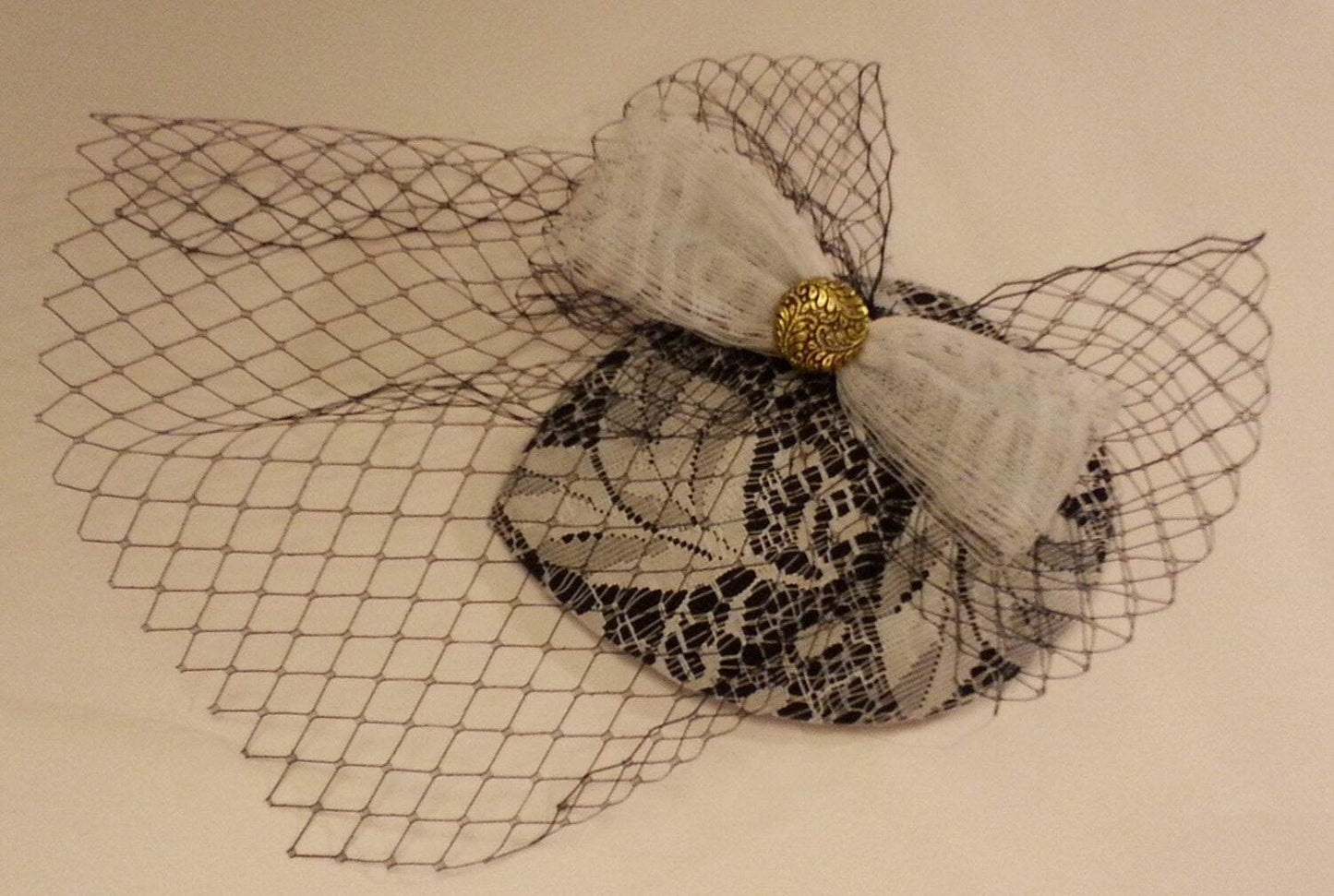Sale! Vintage VEIL HAT 40s-50s Black & White Teardrop hat Mini birdcage veil Fascinator Antique gold centre embellishment Fascinator clip