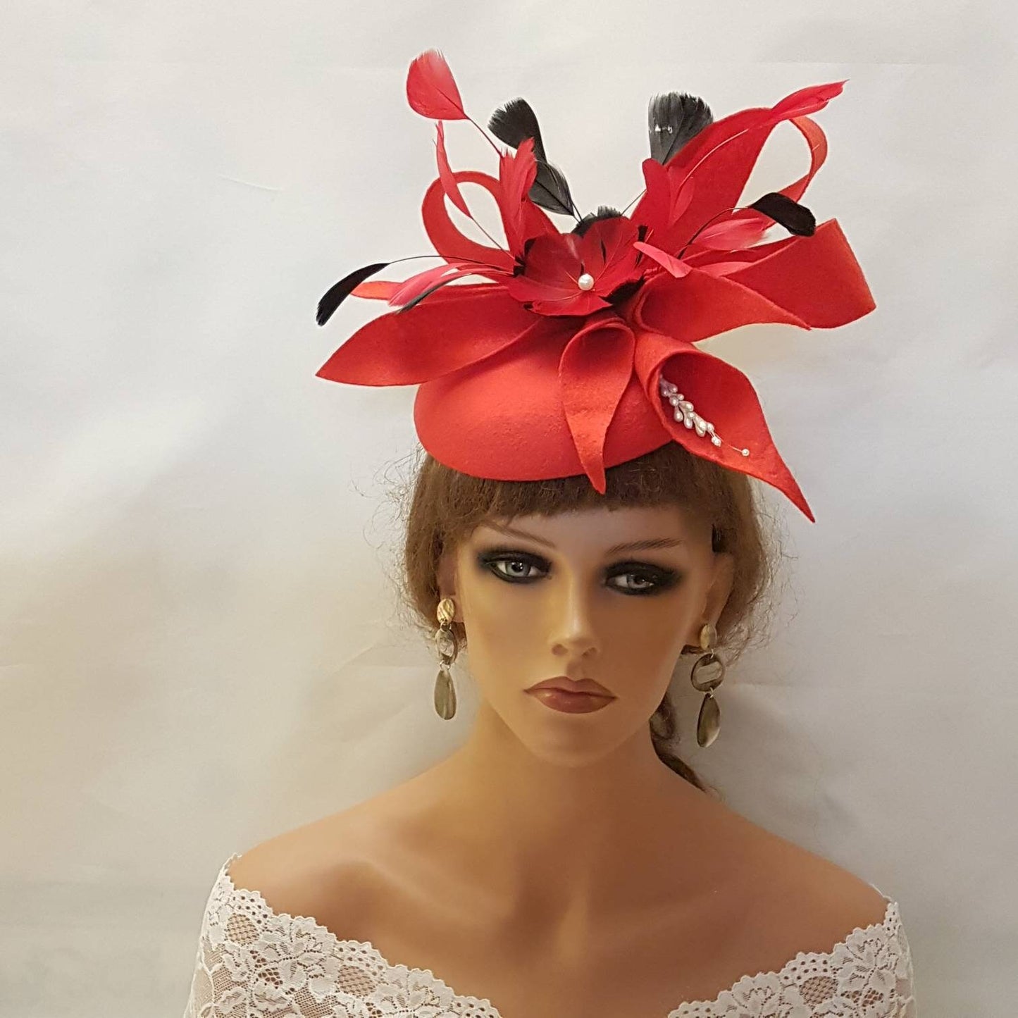 Cappello rosso FASCINATOR Cappello in feltro con piume Fascinator Matrimonio, Cocktail, Chiesa, Occasione speciale, Kentucy Derby Ascot Cappello in feltro Fascinator